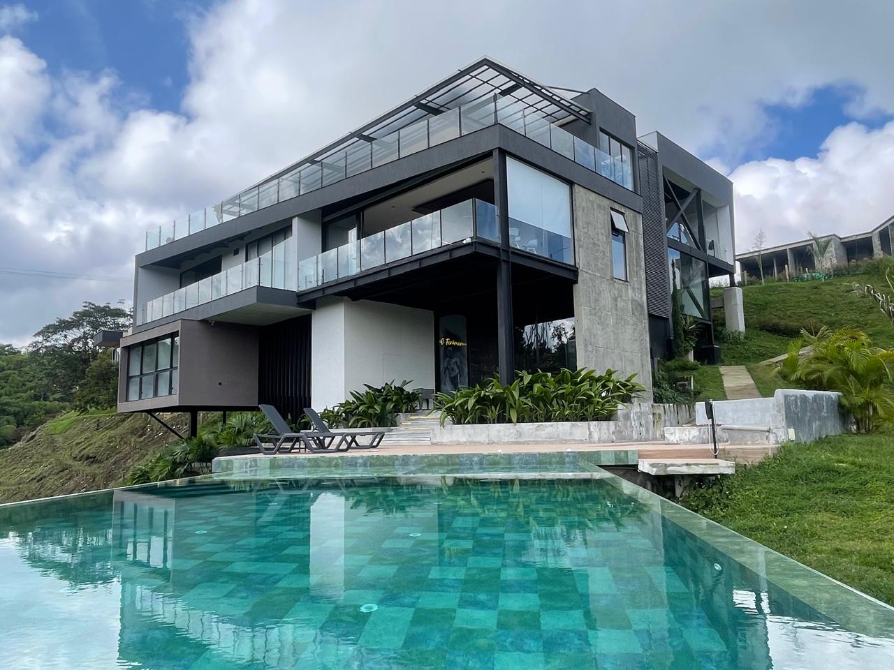 EN VENTA CASA CAMPESTRE VIA PEREIRA - ARMENIA 