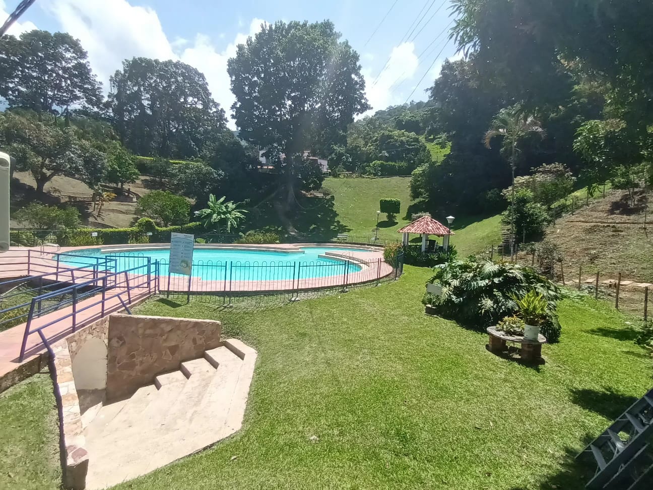 VENTA PERMUTA DE CASA CAMPESTRE PARA REMODELAR FLORIDABLANCA COD:1076