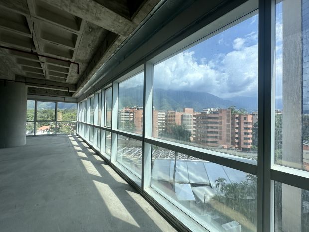 ALQUILER DE OFICINA EN OBRA GRIS  EN CAMPO ALEGRE BELLA