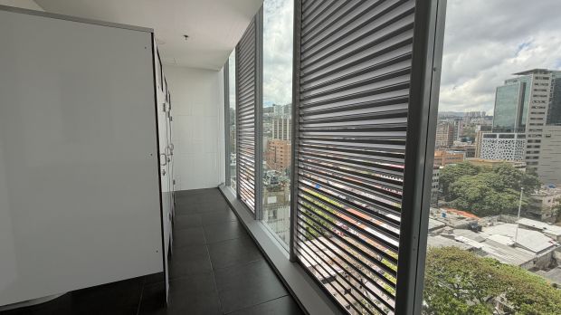 SE ALQUILA AMPLIA OFICINA EN OBRA BLANCA EN LAS MERCEDES ANMA