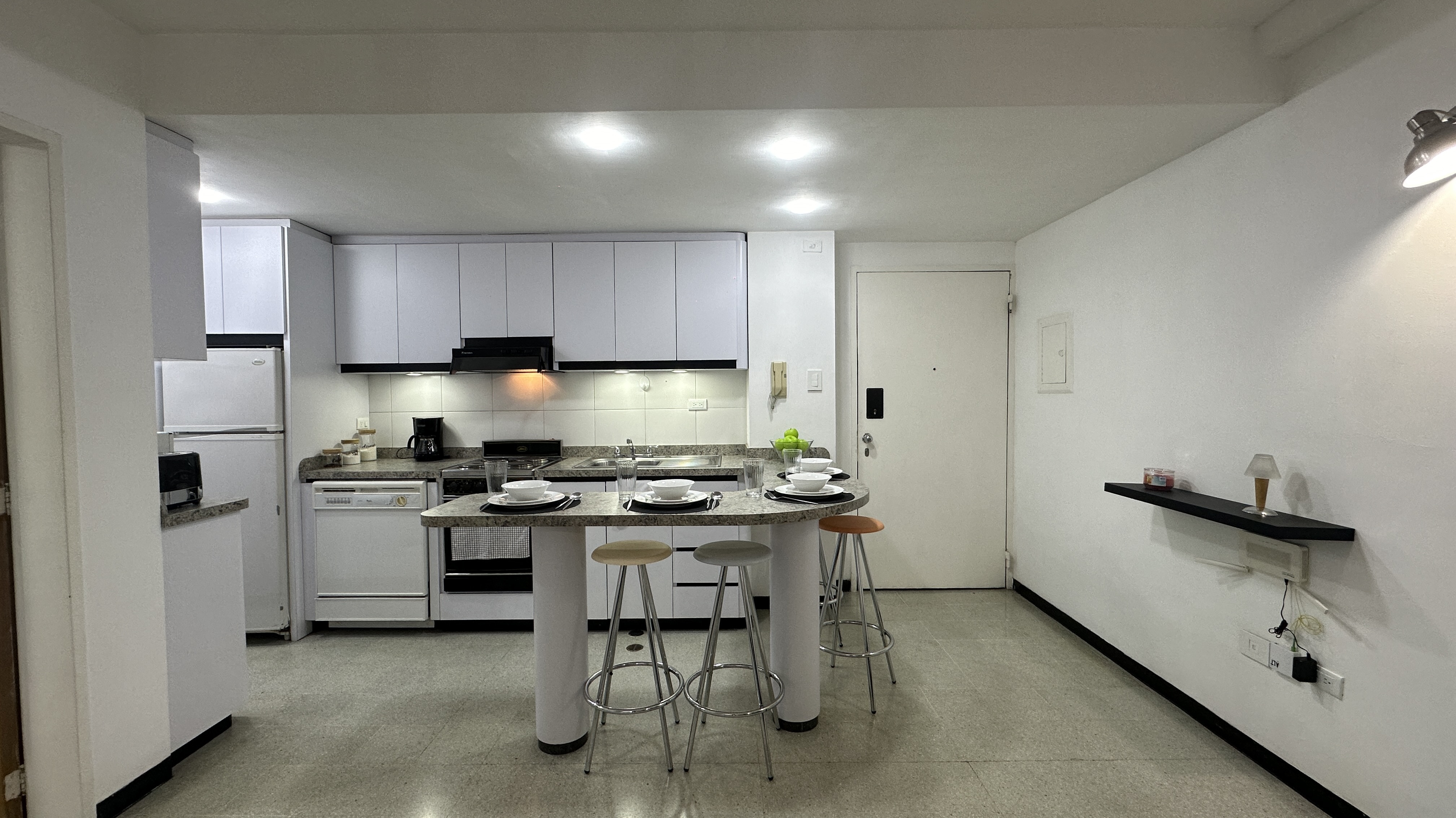 APARTAMENTO EJECUTIVO EN ALQUILER LOS PALOS GRANDES ALE