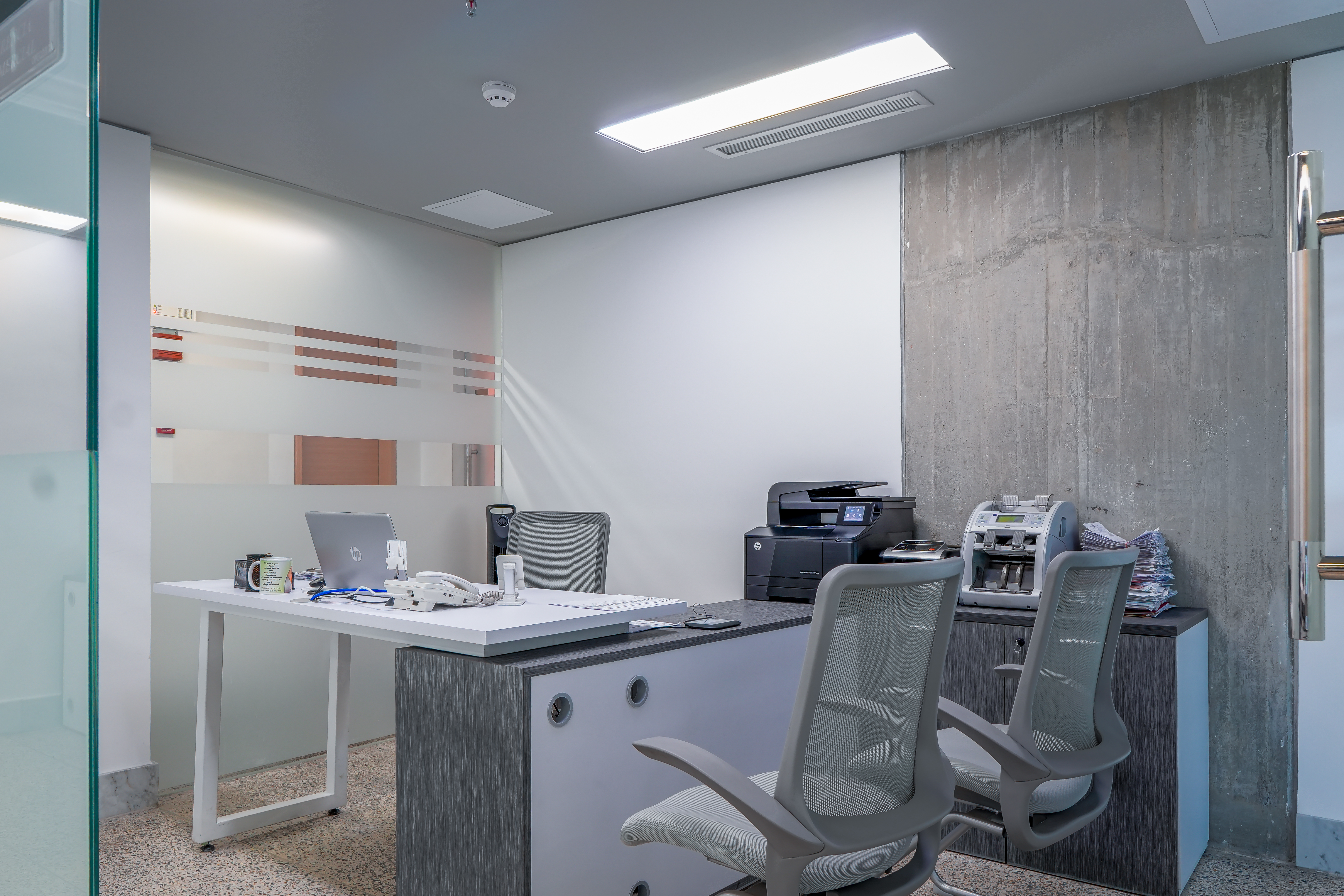 EN VENTA MODERNA OFICINA EN LAS MERCEDES CON VISTA AL AVILA Anma