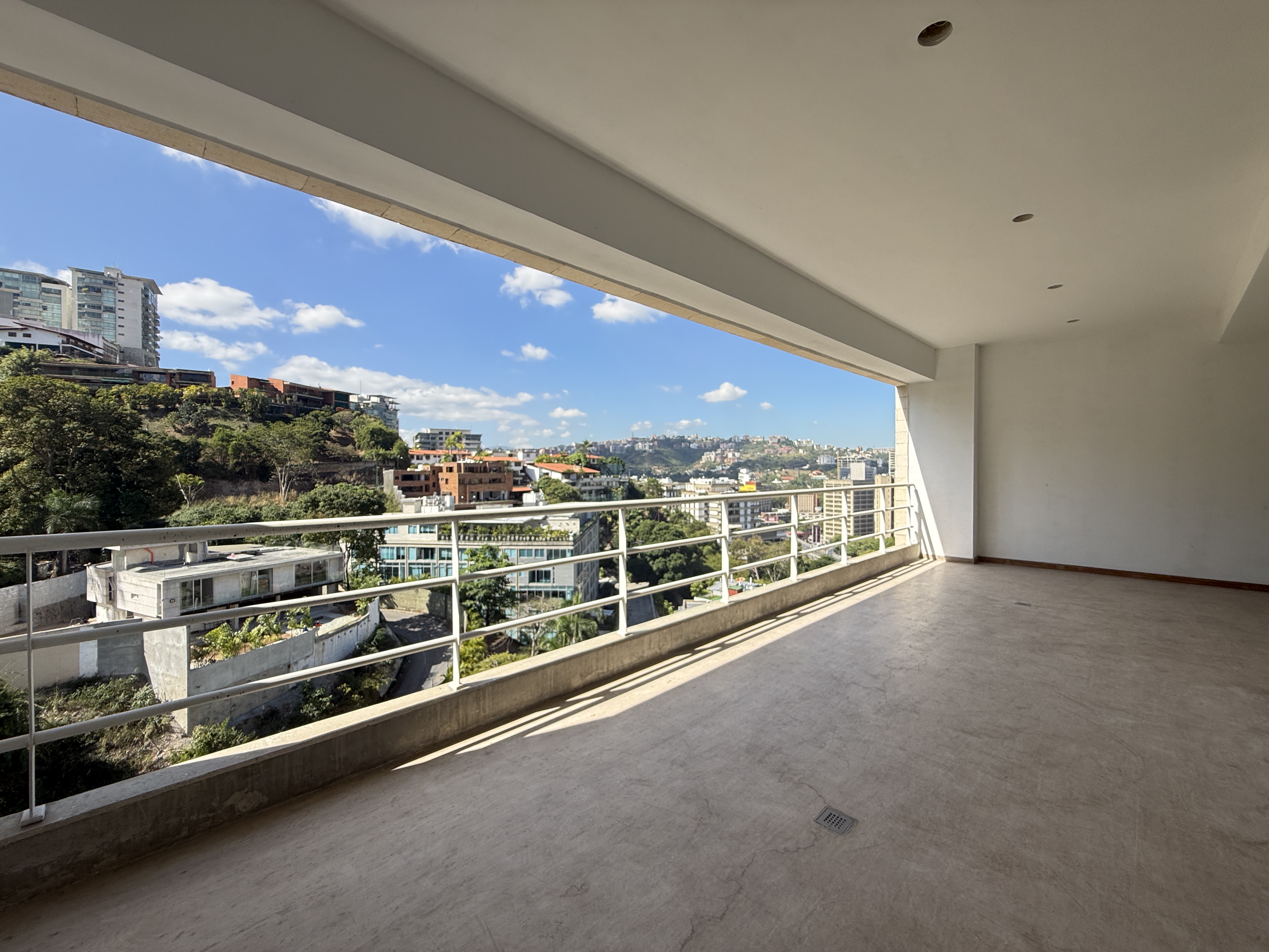 PENT-HOUSE DUPLEX EN OBRA BLANCA EN LOMAS DE LAS MERCEDES BELLA