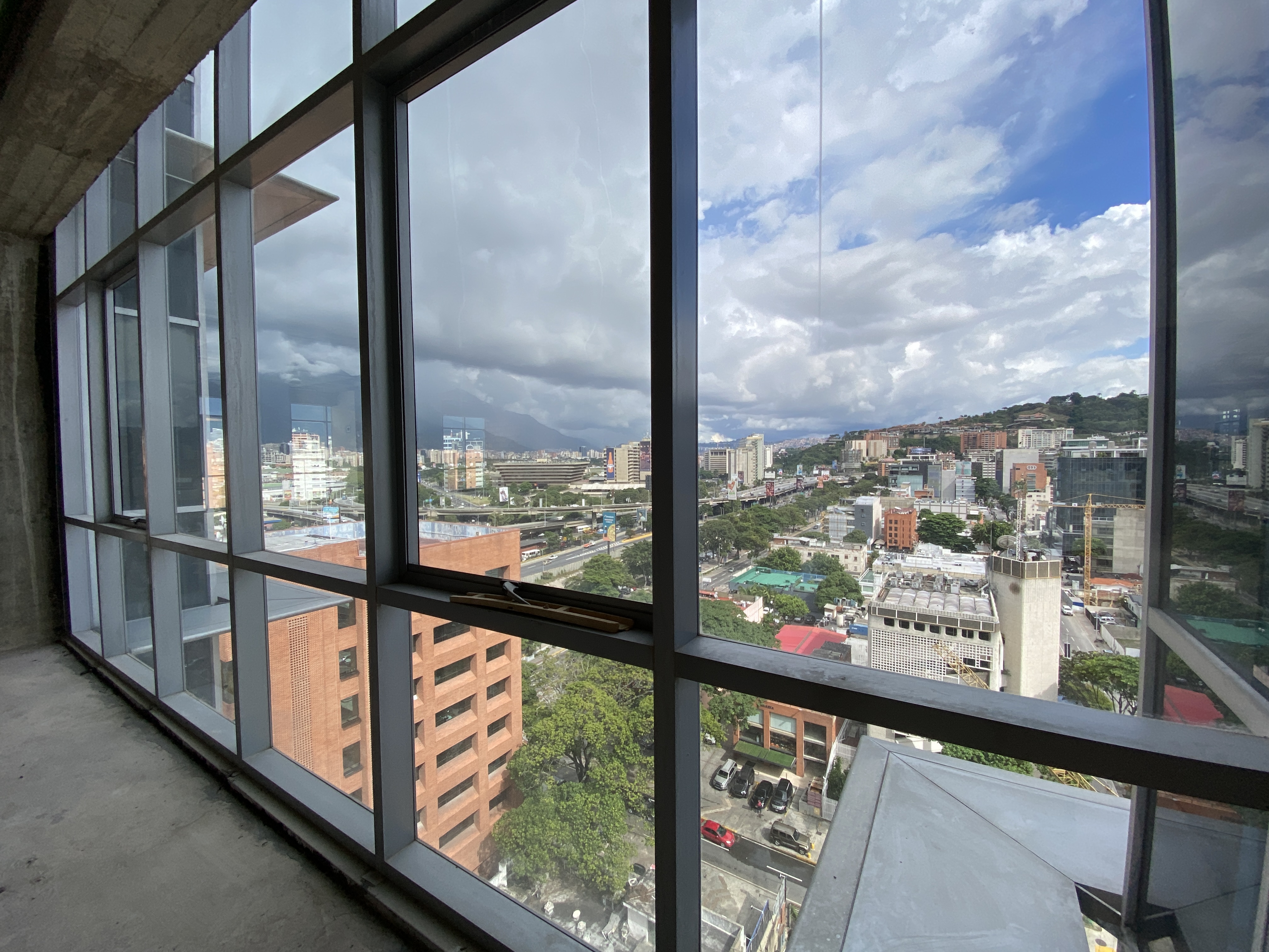 OFICINA EN VENTA OBRA GRIS CON VISTA AL ÁVILA CFM  Anma