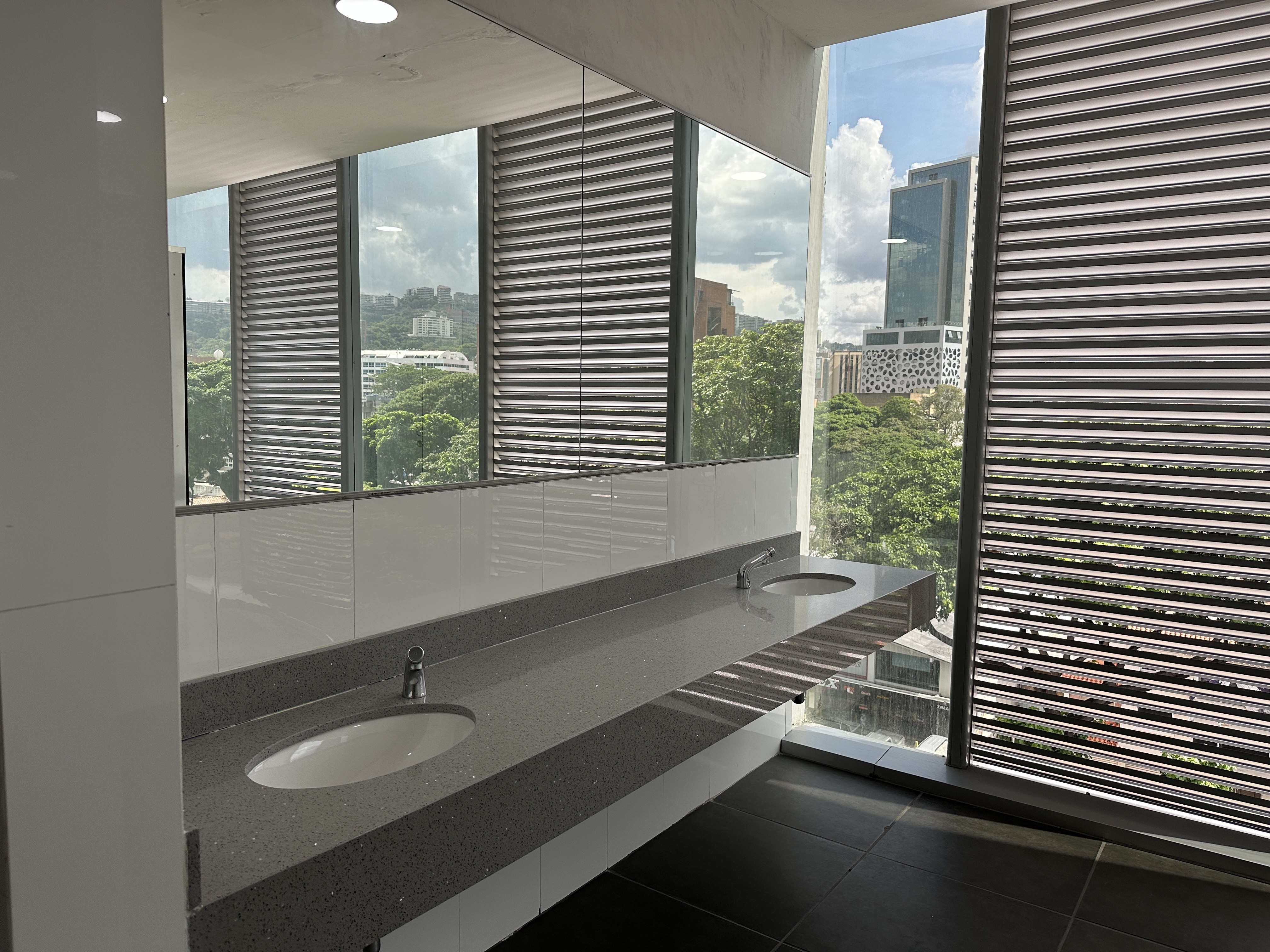 OFICINA EN VENTA EN LAS MERCEDES CON VISTA AL AVILA Anma