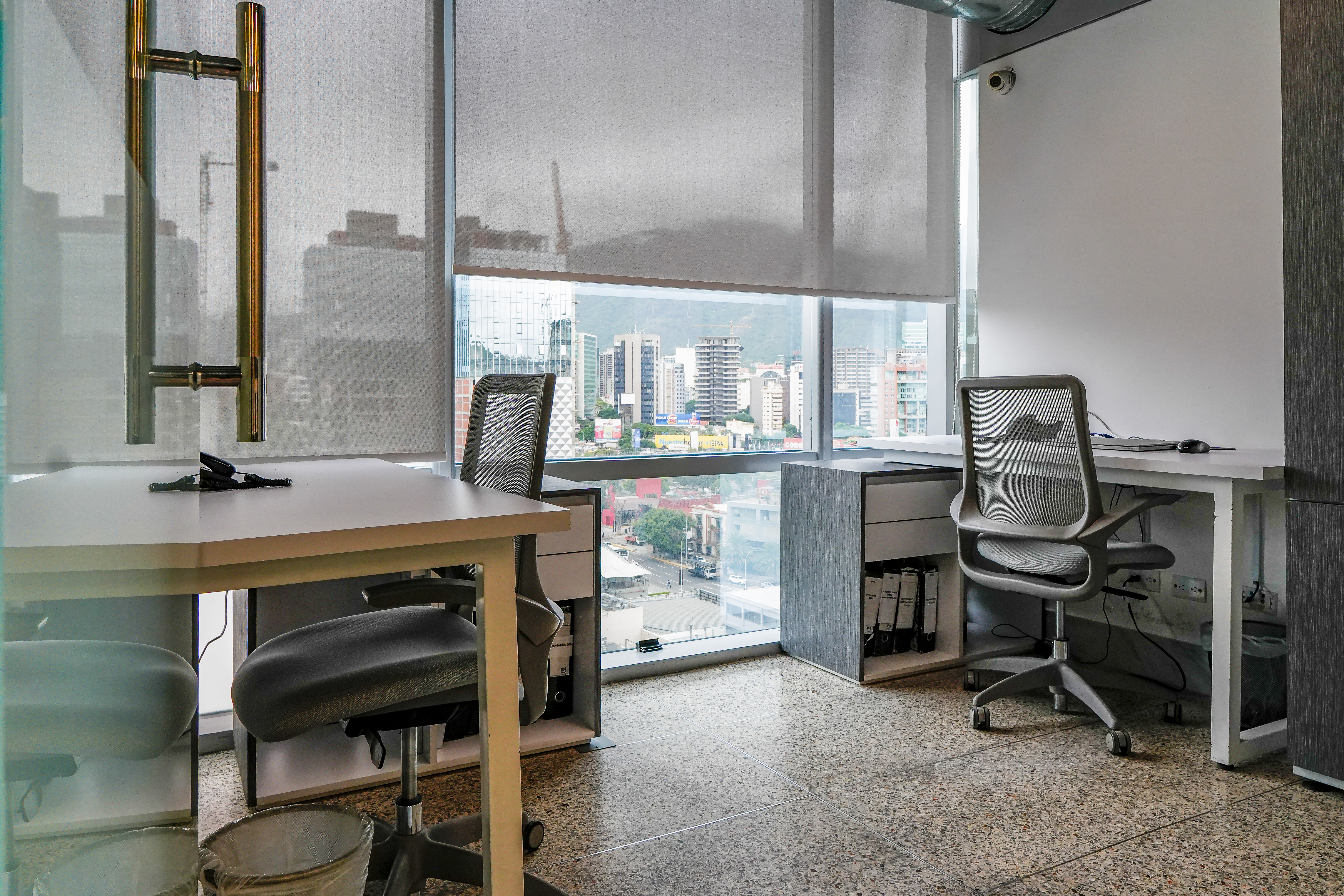 EN VENTA MODERNA OFICINA EN LAS MERCEDES CON VISTA AL AVILA Anma