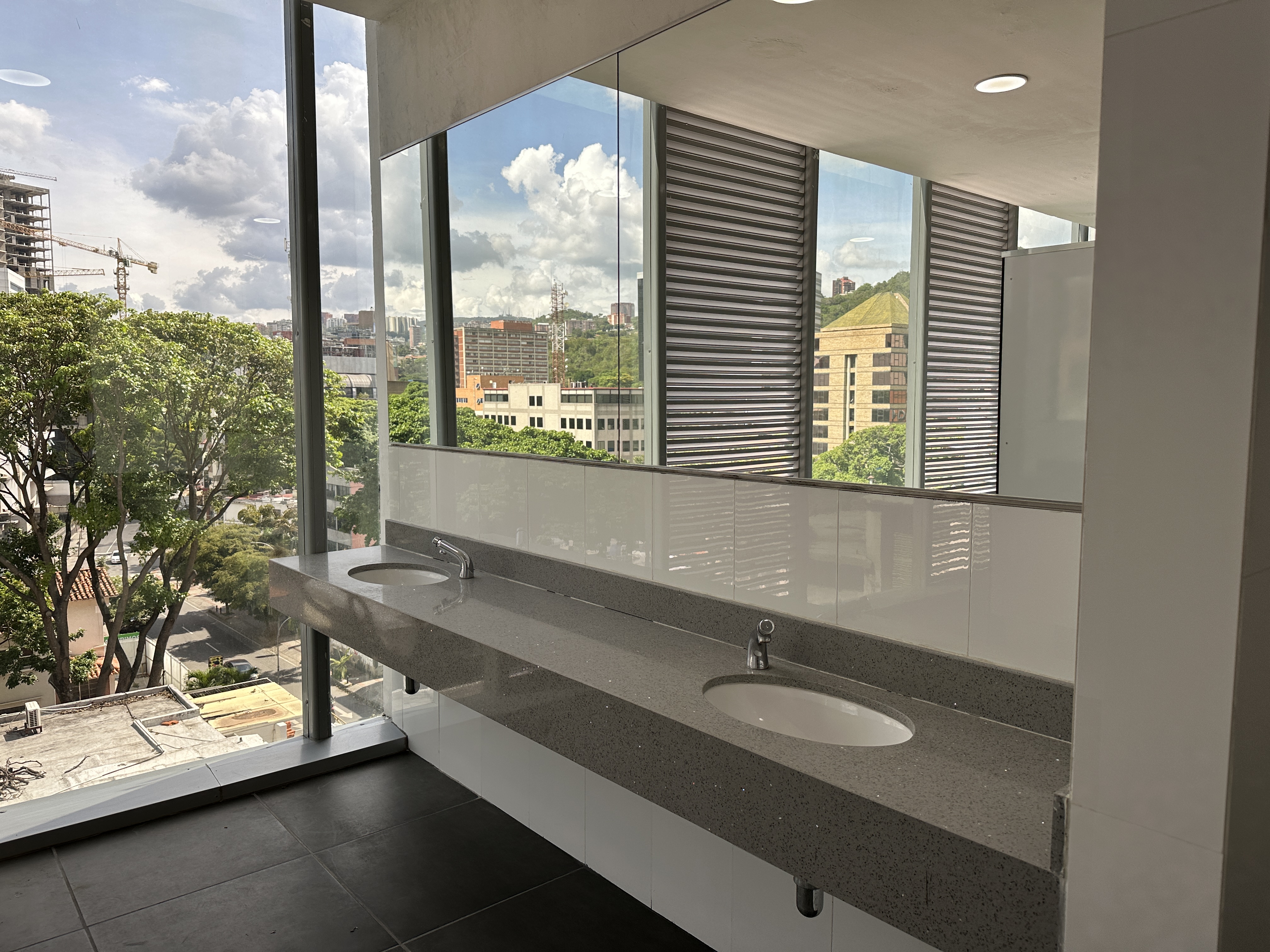 OFICINA EN VENTA EN LAS MERCEDES CON VISTA AL AVILA Anma