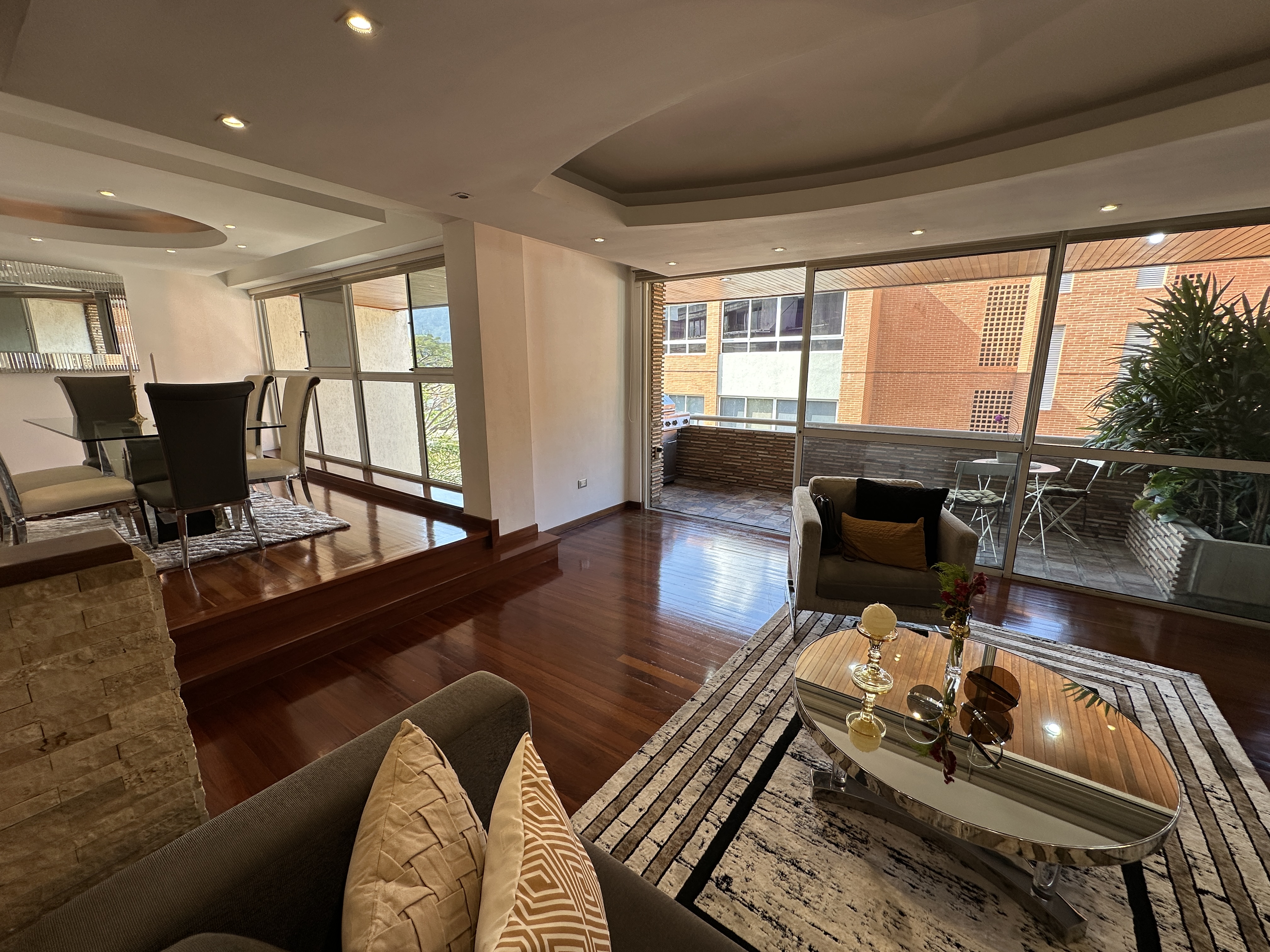 SE VENDE MODERNO APARTAMENTO EN LOMAS DE LAS MERCEDES Anma