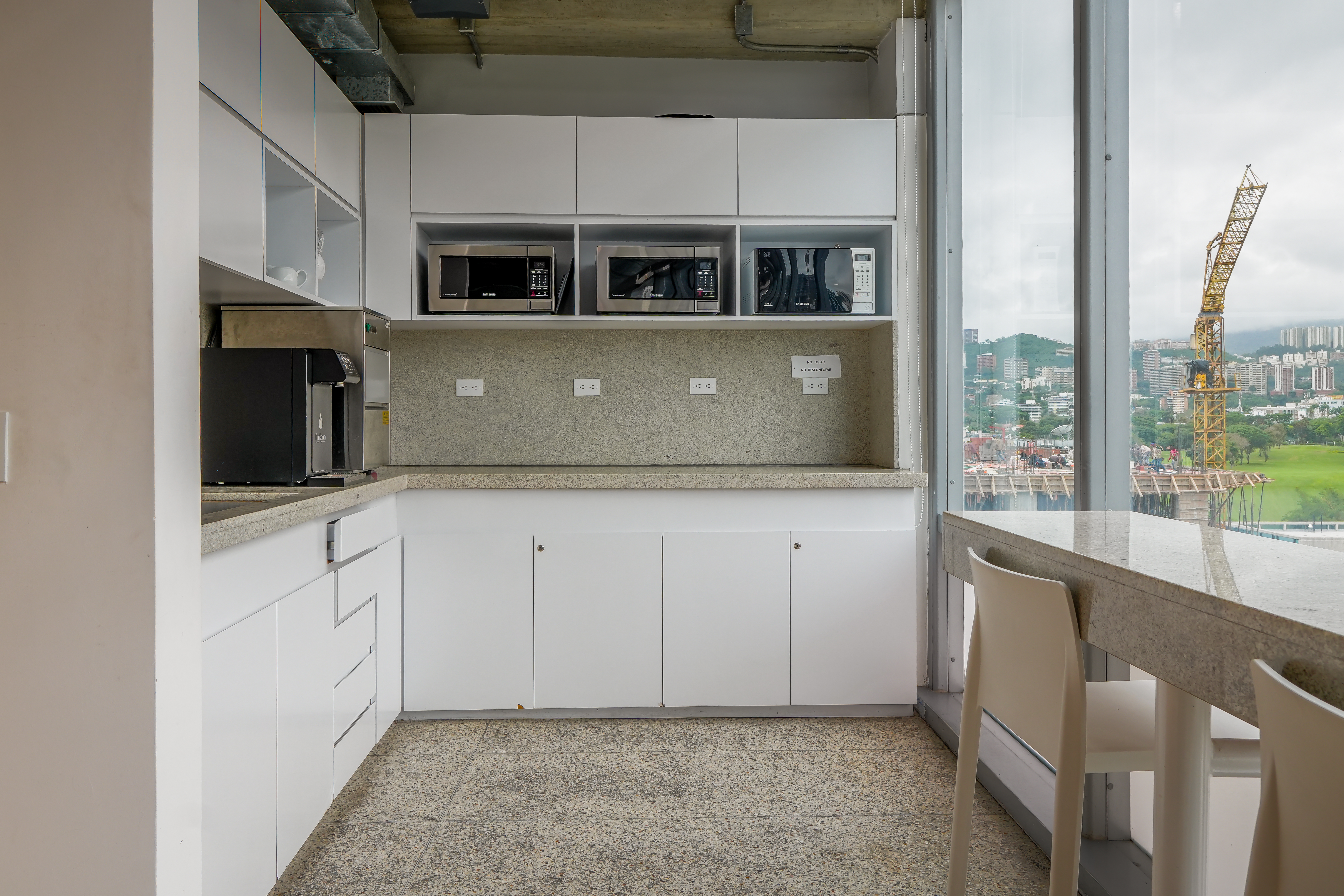 EN VENTA MODERNA OFICINA EN LAS MERCEDES CON VISTA AL AVILA Anma