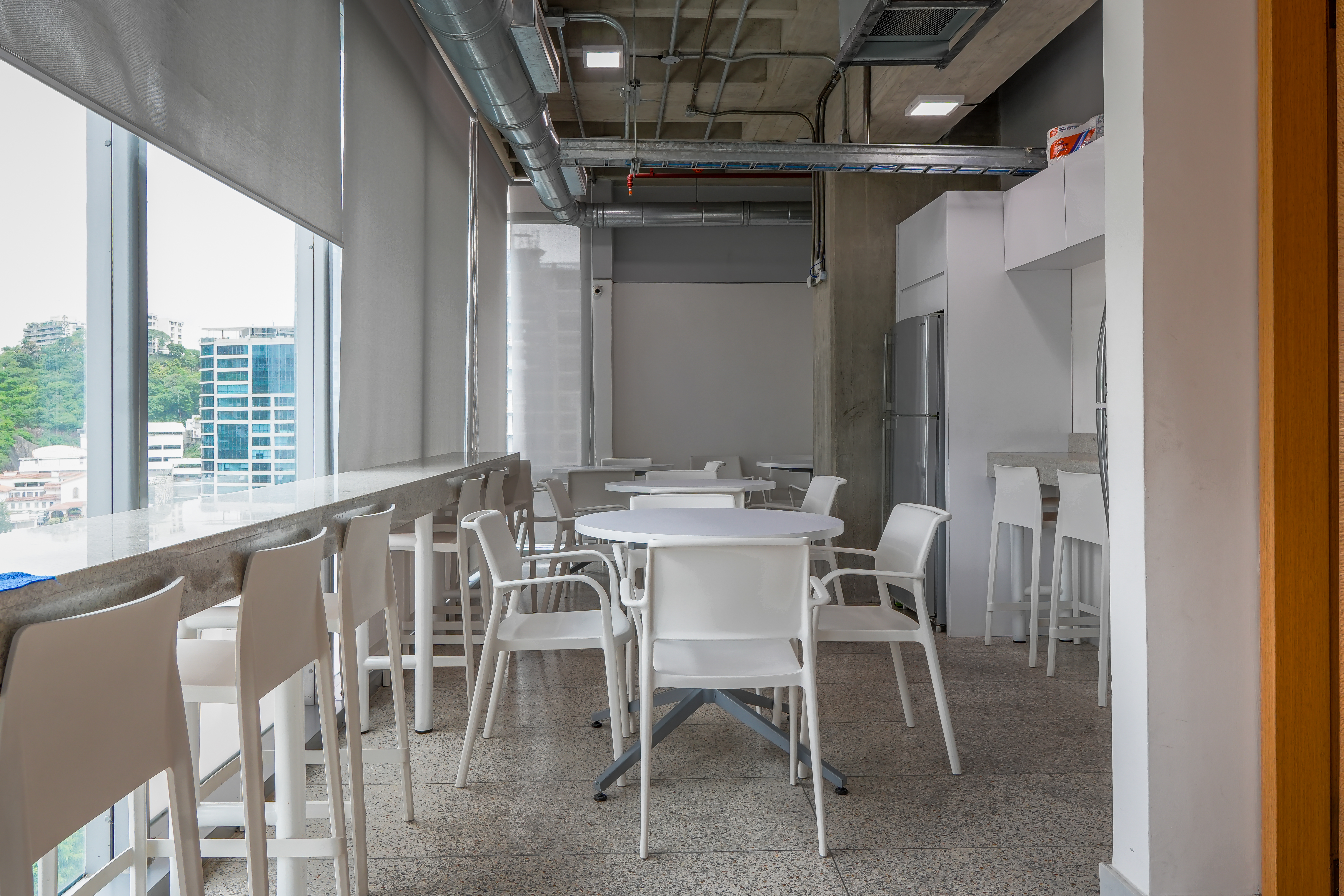 EN VENTA MODERNA OFICINA EN LAS MERCEDES CON VISTA AL AVILA Anma