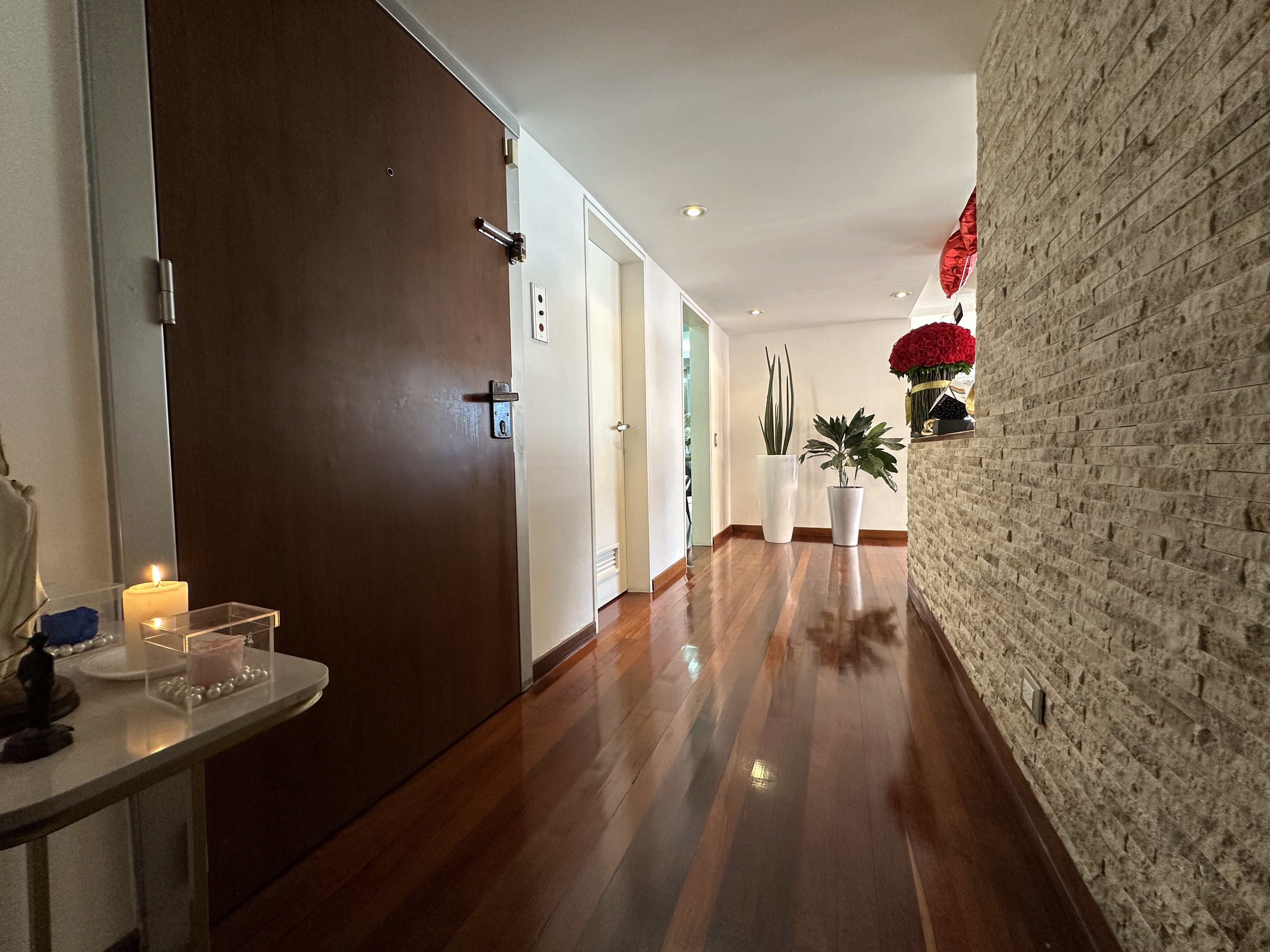 SE VENDE MODERNO APARTAMENTO EN LOMAS DE LAS MERCEDES Anma