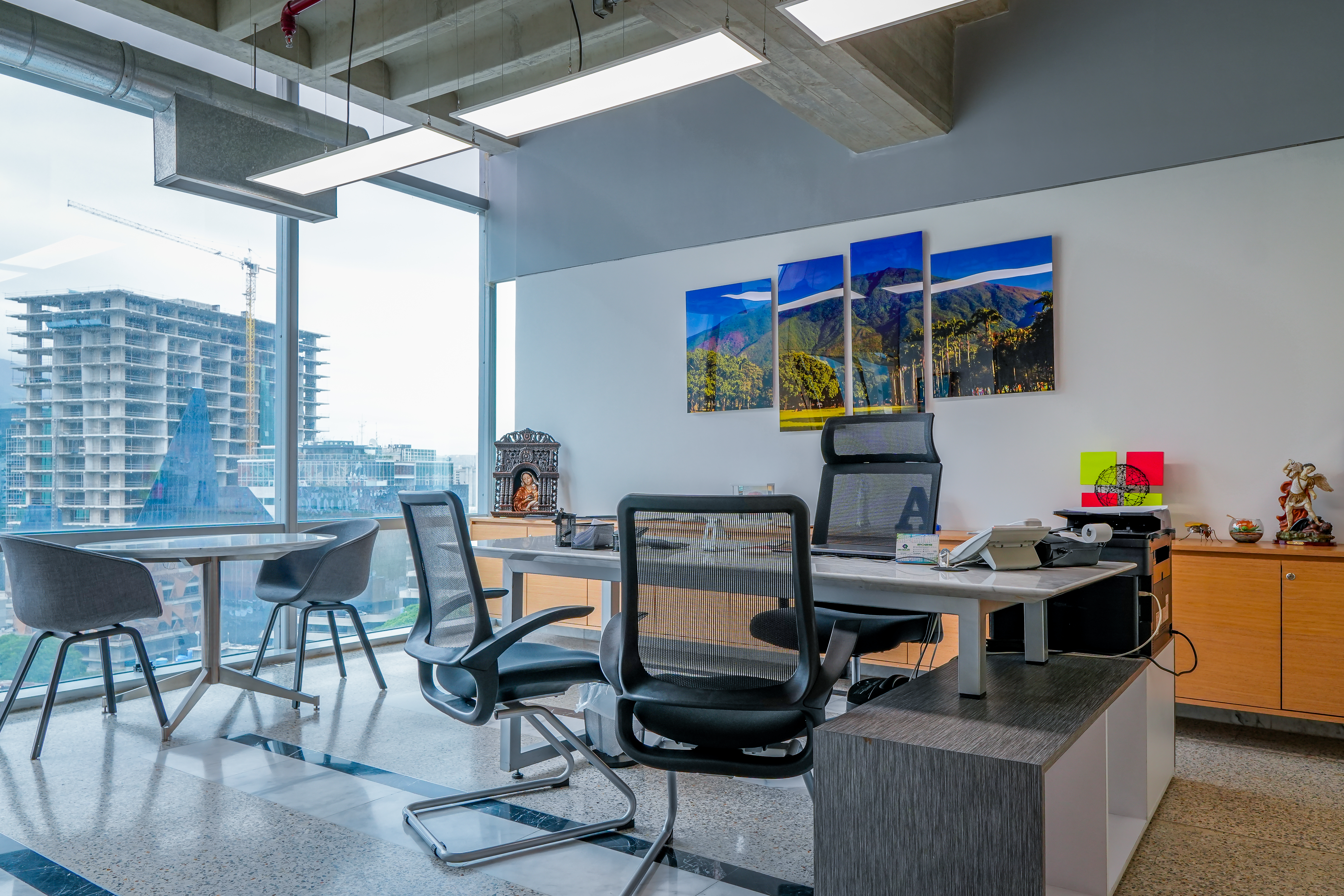 EN VENTA MODERNA OFICINA EN LAS MERCEDES CON VISTA AL AVILA Anma