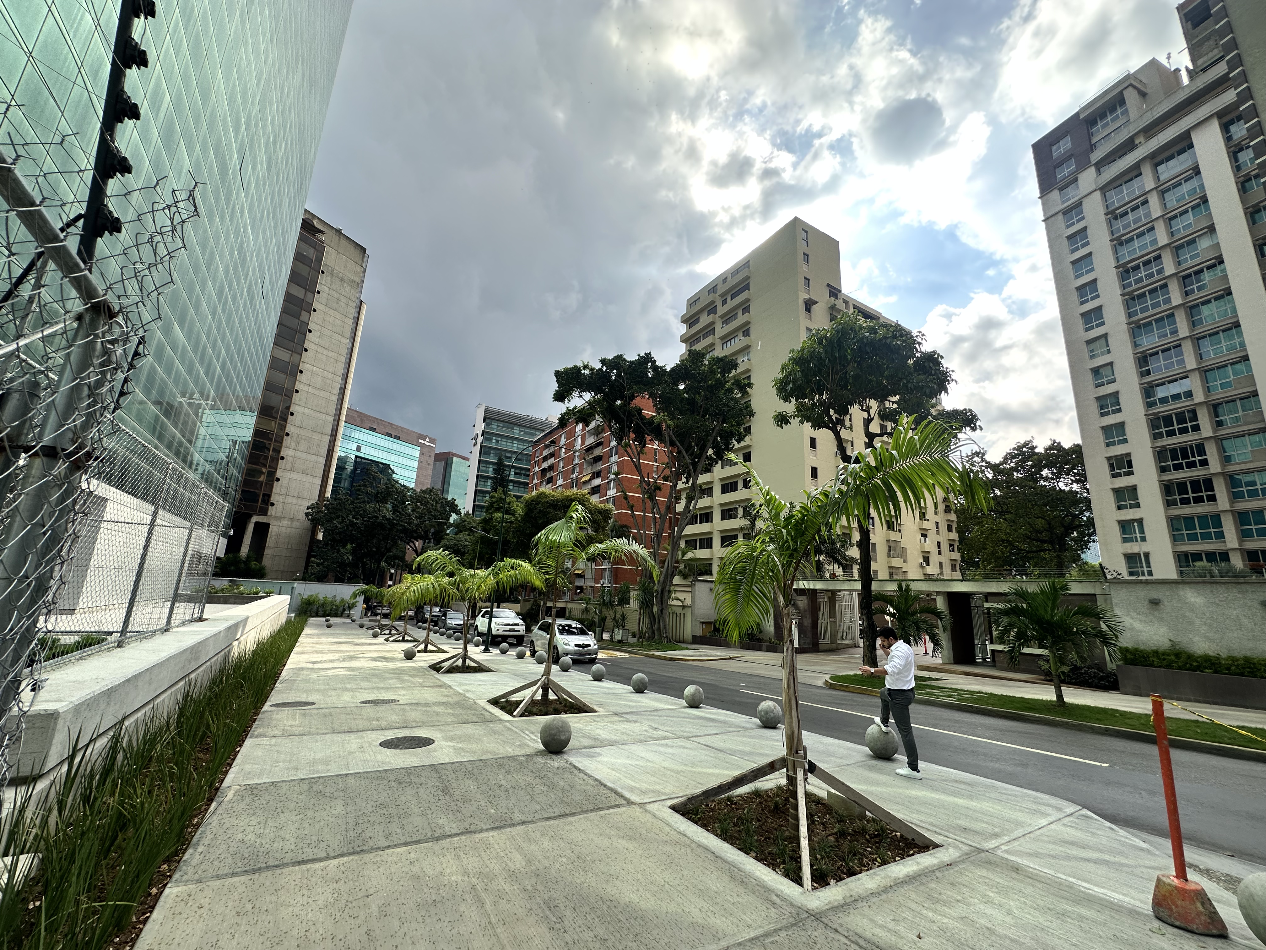 OFICINA EN OBRA GRIS EN CAMPO ALEGRE 300m2 Bella