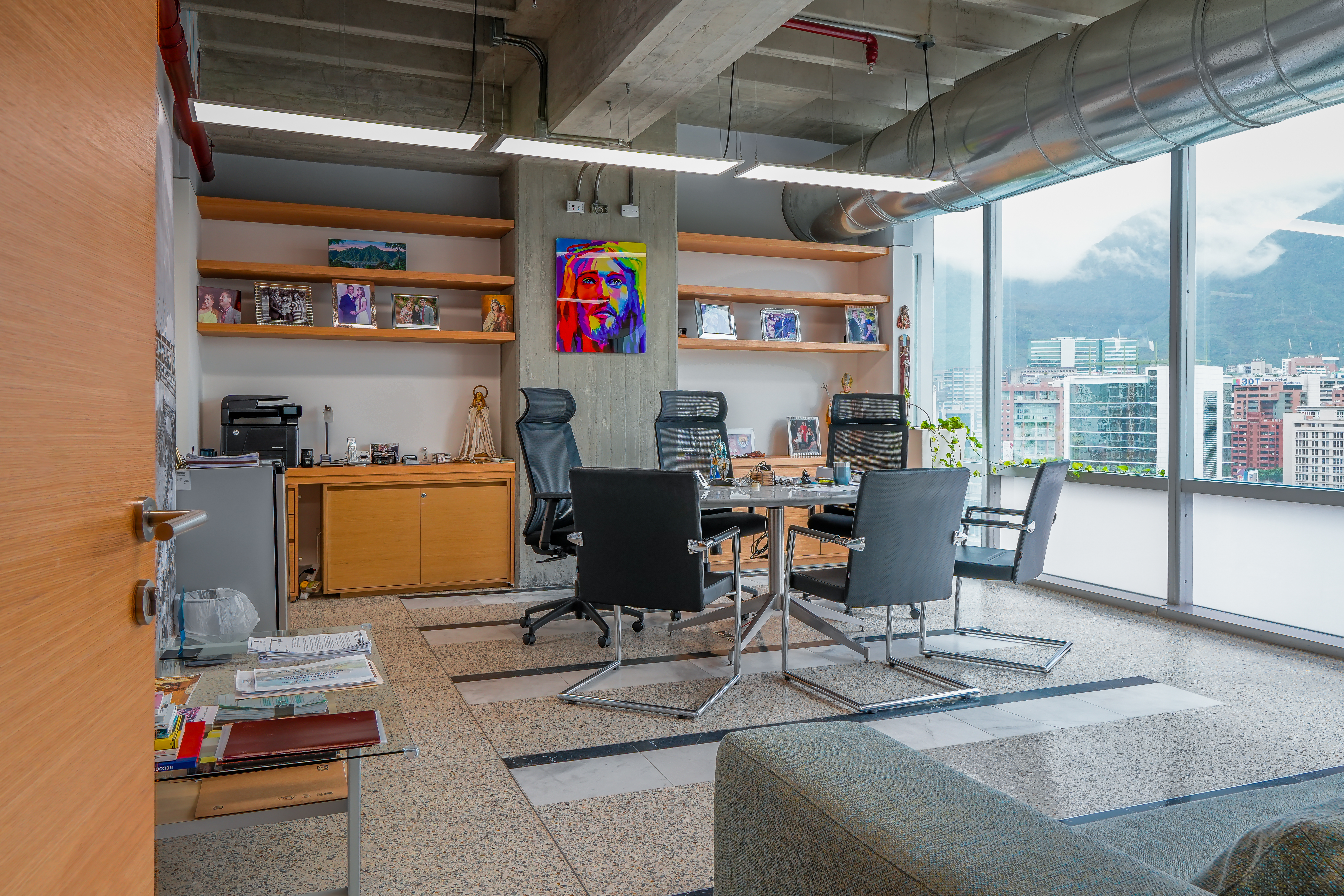 EN VENTA MODERNA OFICINA EN LAS MERCEDES CON VISTA AL AVILA Anma