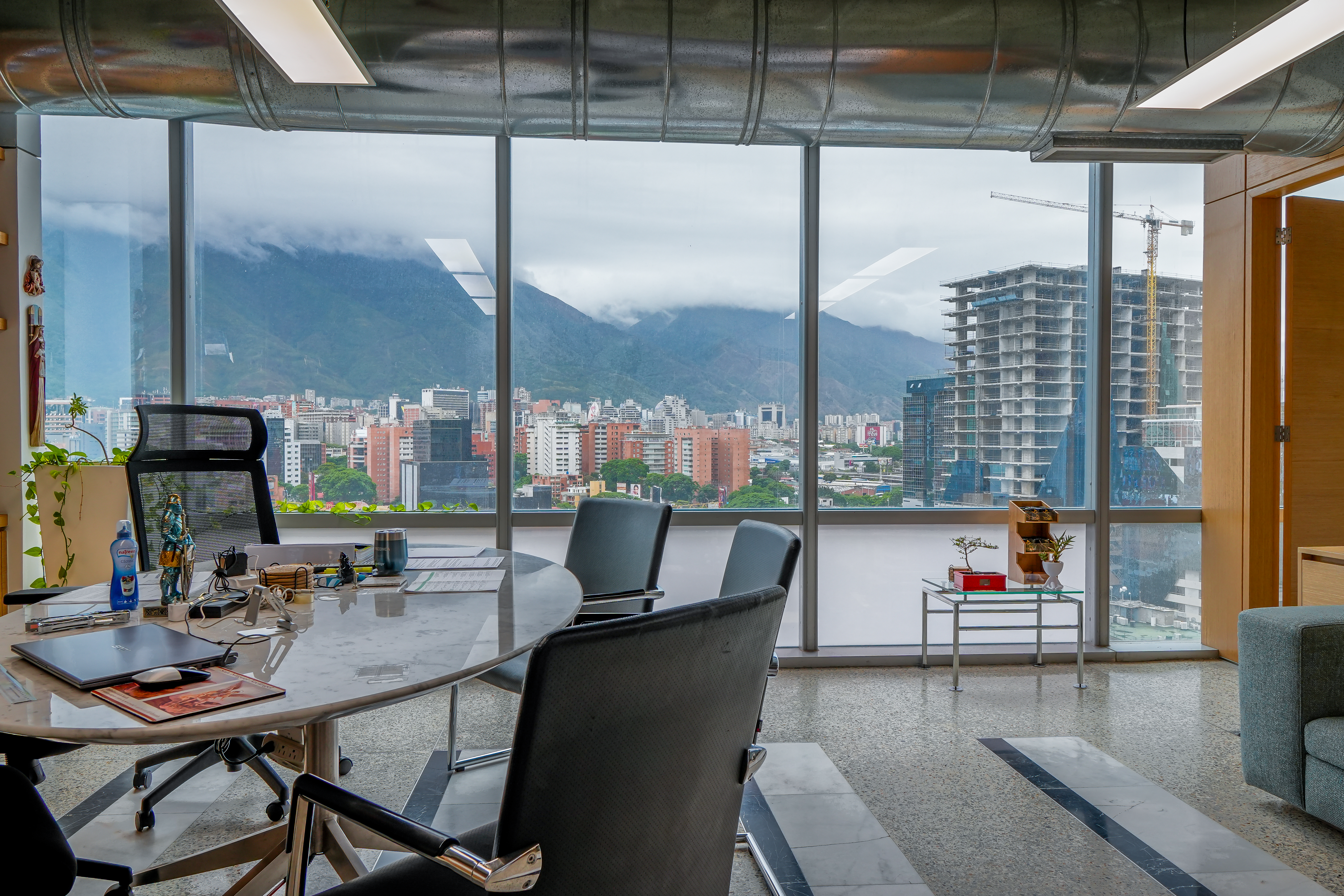 EN VENTA MODERNA OFICINA EN LAS MERCEDES CON VISTA AL AVILA Anma