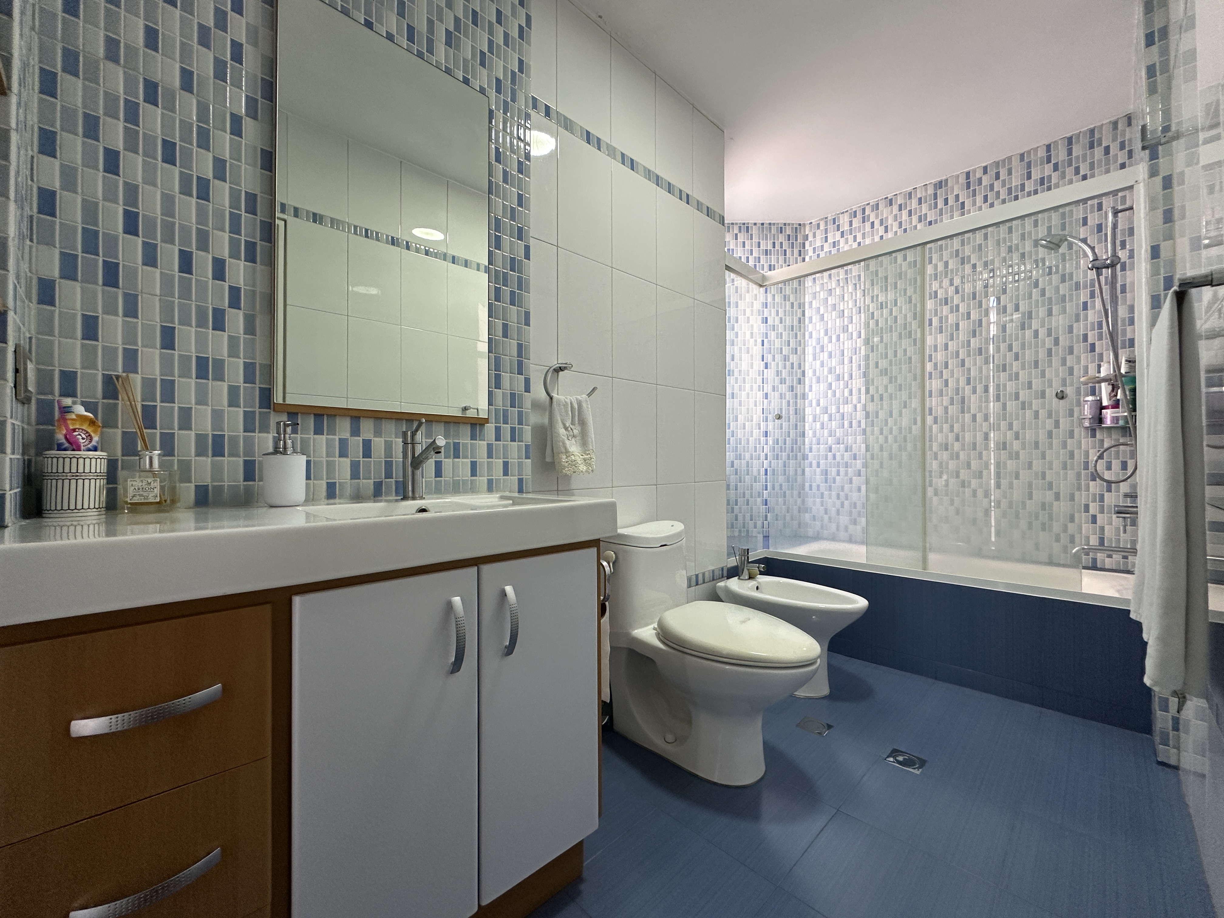 SE VENDE MODERNO APARTAMENTO EN LOMAS DE LAS MERCEDES Anma