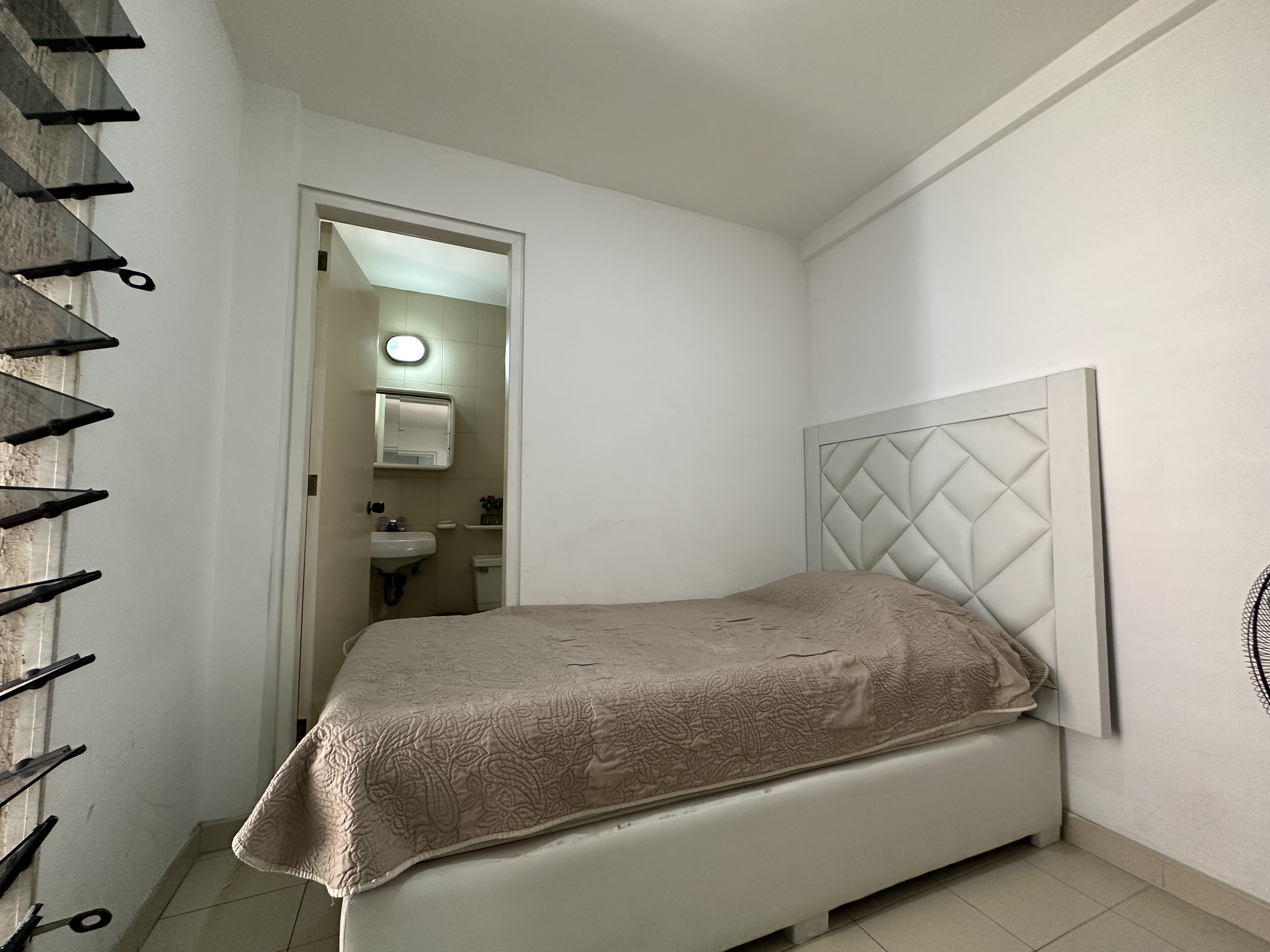 SE VENDE MODERNO APARTAMENTO EN LOMAS DE LAS MERCEDES Anma
