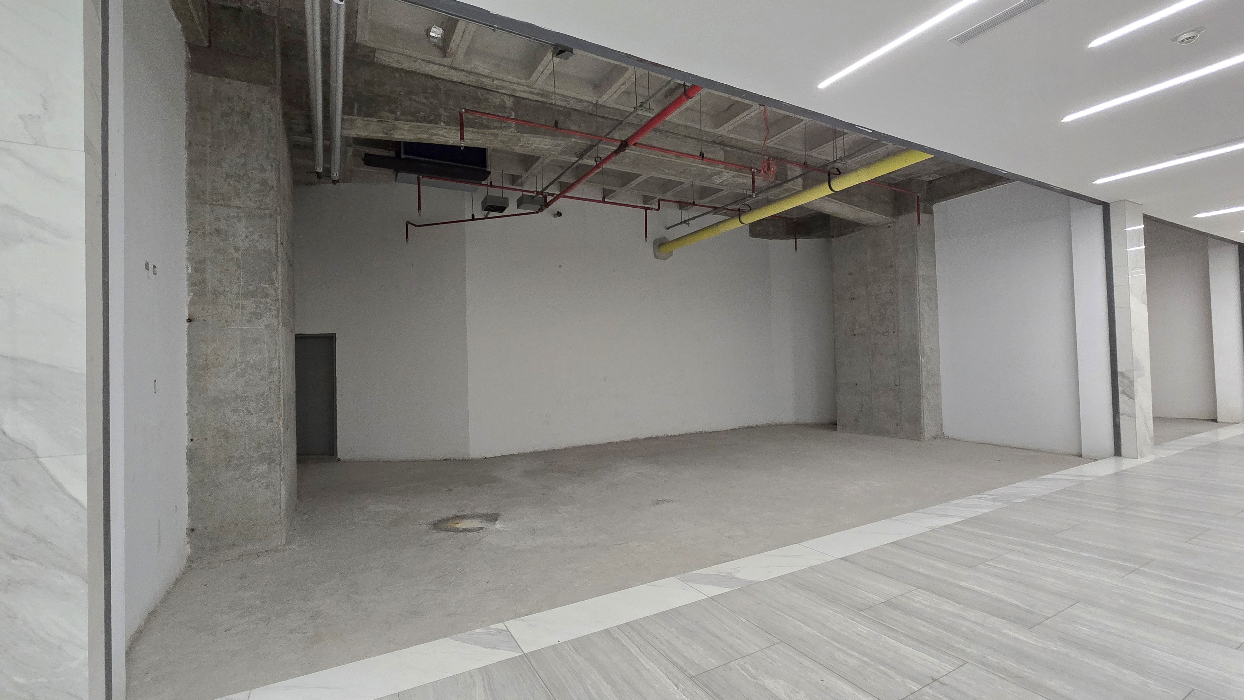 Venta de Local Comercial en el Centro Empresarial Esmeralda Bella
