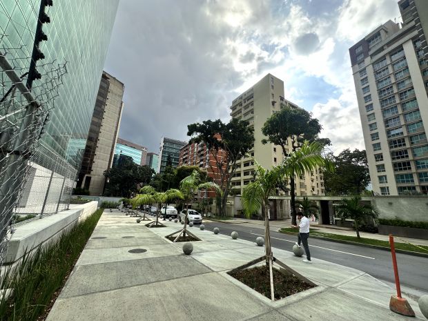OFICINA  EN ALQUILER EN OBRA GRIS EN CAMPO ALEGRE BELLA