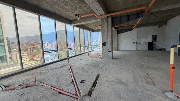 SE ALQUILA AMPLIA OFICINA EN OBRA BLANCA EN LAS MERCEDES ANMA