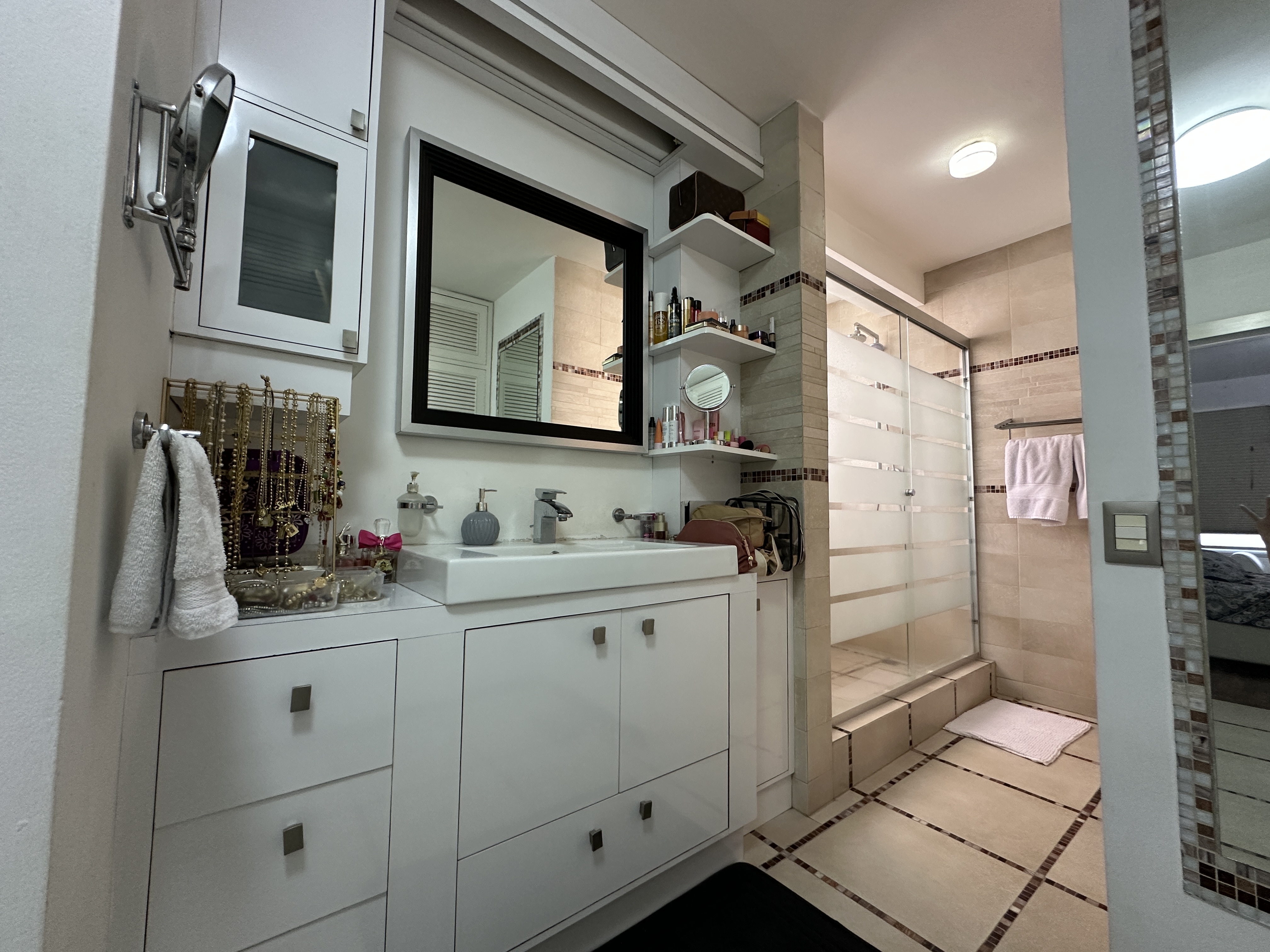 SE VENDE MODERNO APARTAMENTO EN LOMAS DE LAS MERCEDES Anma