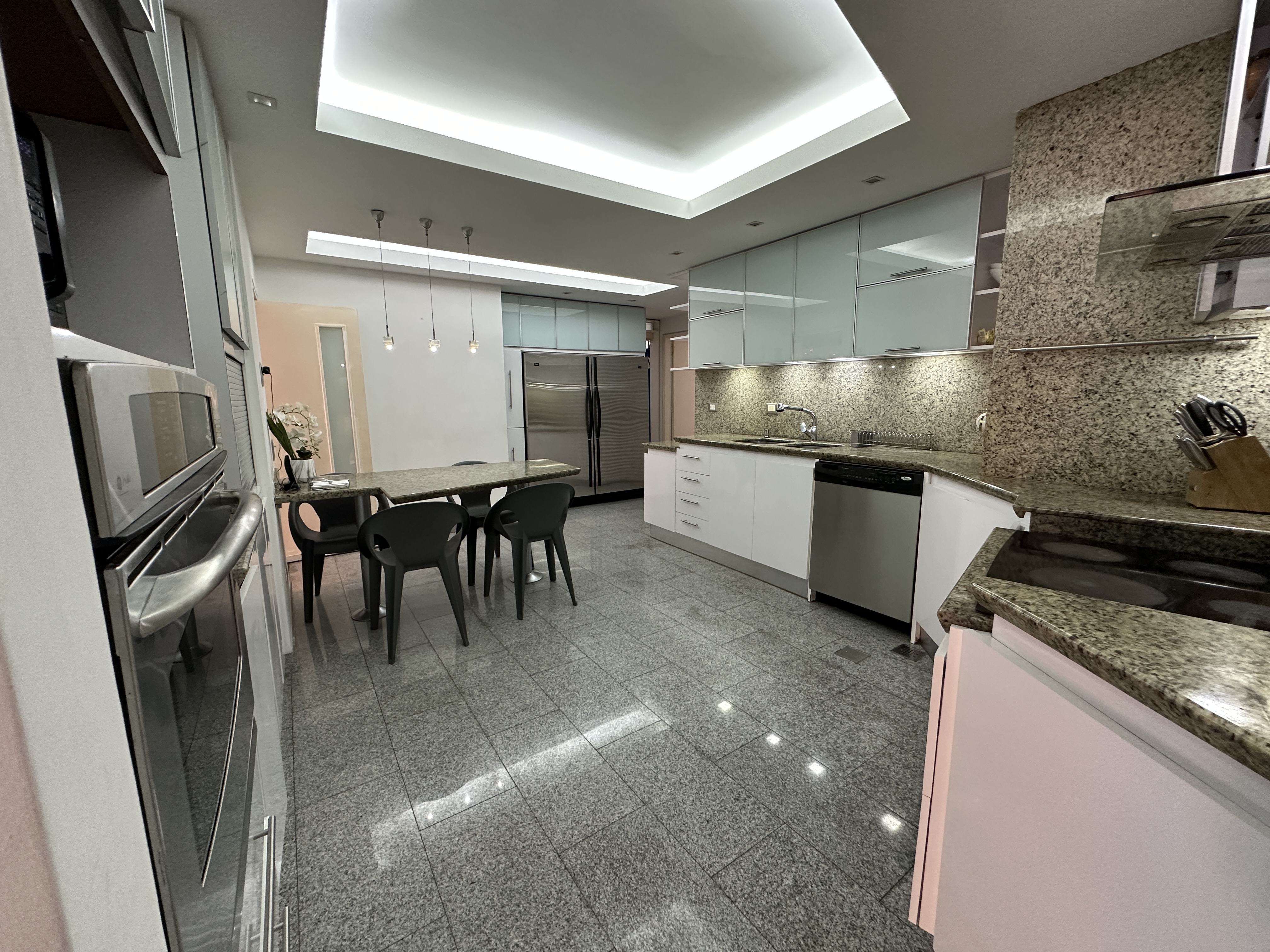 SE VENDE MODERNO APARTAMENTO EN LOMAS DE LAS MERCEDES Anma