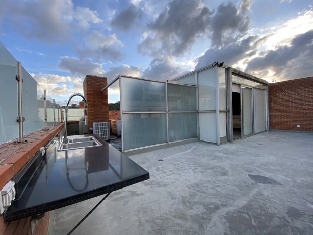 SE VENDE PH TRIPLEX EN LAS MERCEDES Anma
