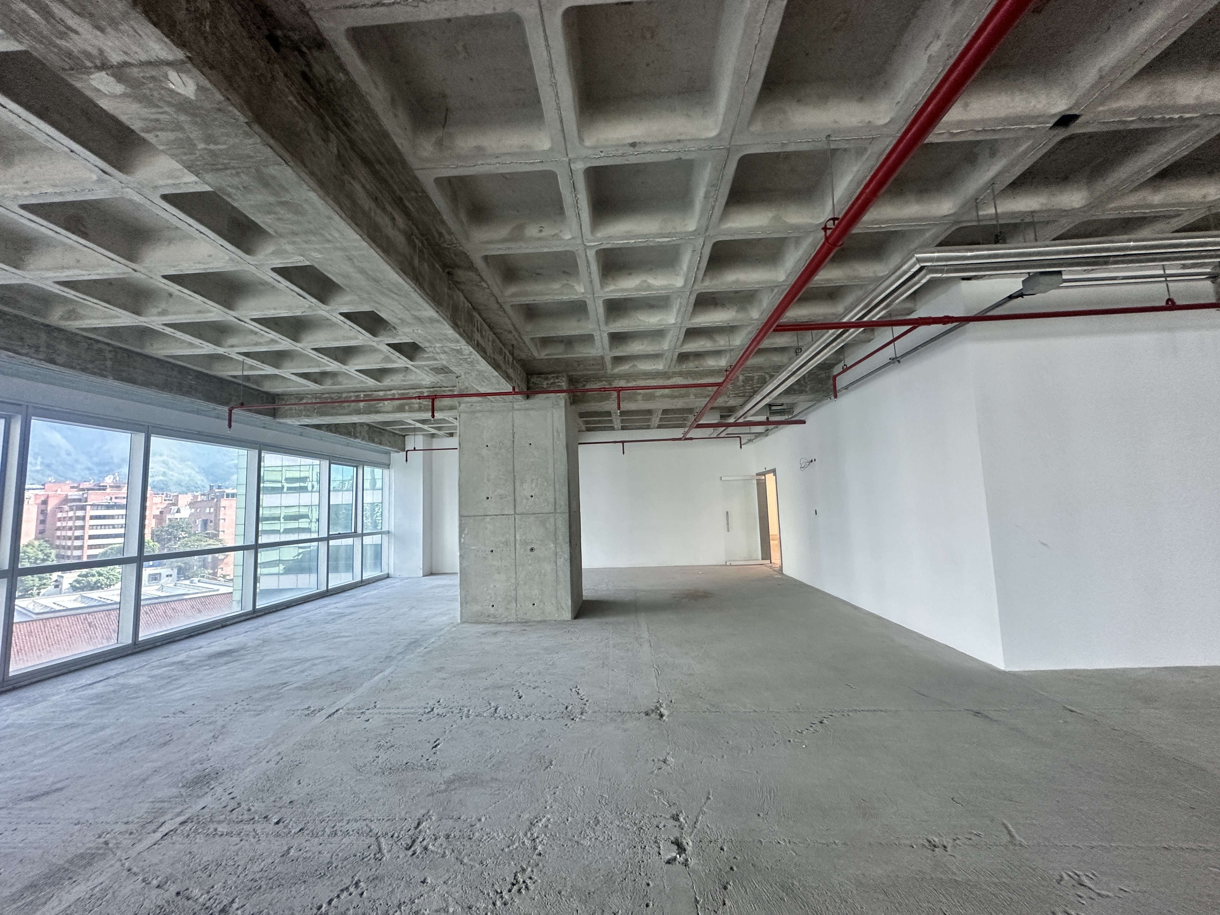 OFICINA EN OBRA GRIS EN CAMPO ALEGRE 300m2 Bella