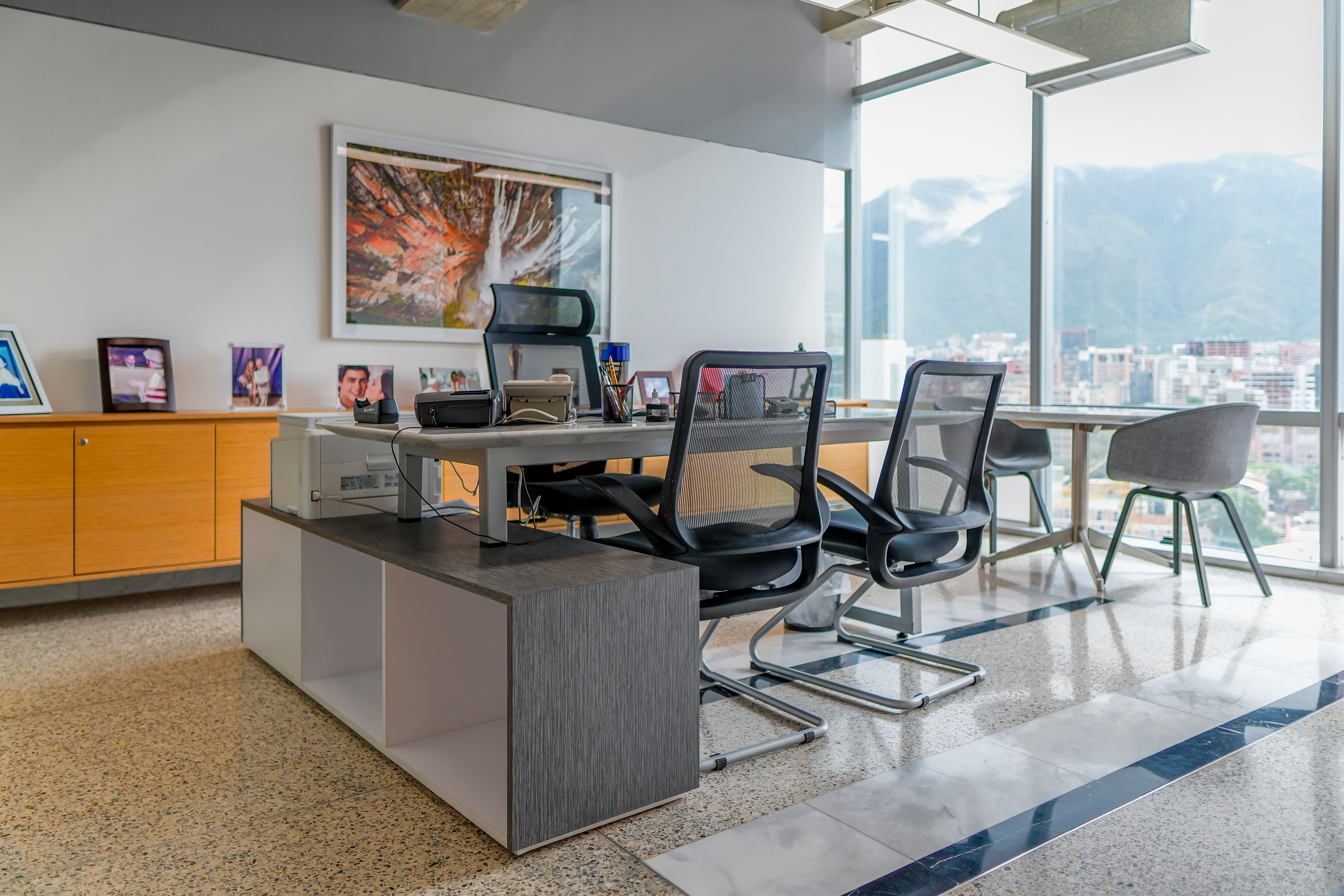 EN VENTA MODERNA OFICINA EN LAS MERCEDES CON VISTA AL AVILA Anma