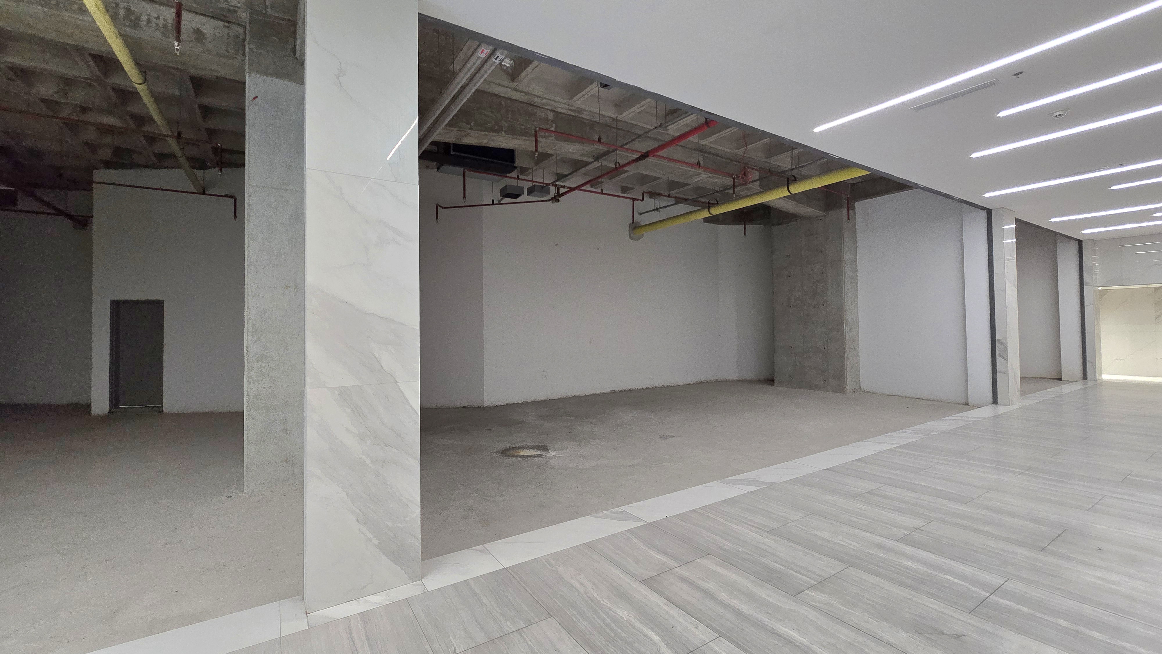 Venta de Local Comercial en el Centro Empresarial Esmeralda Bella