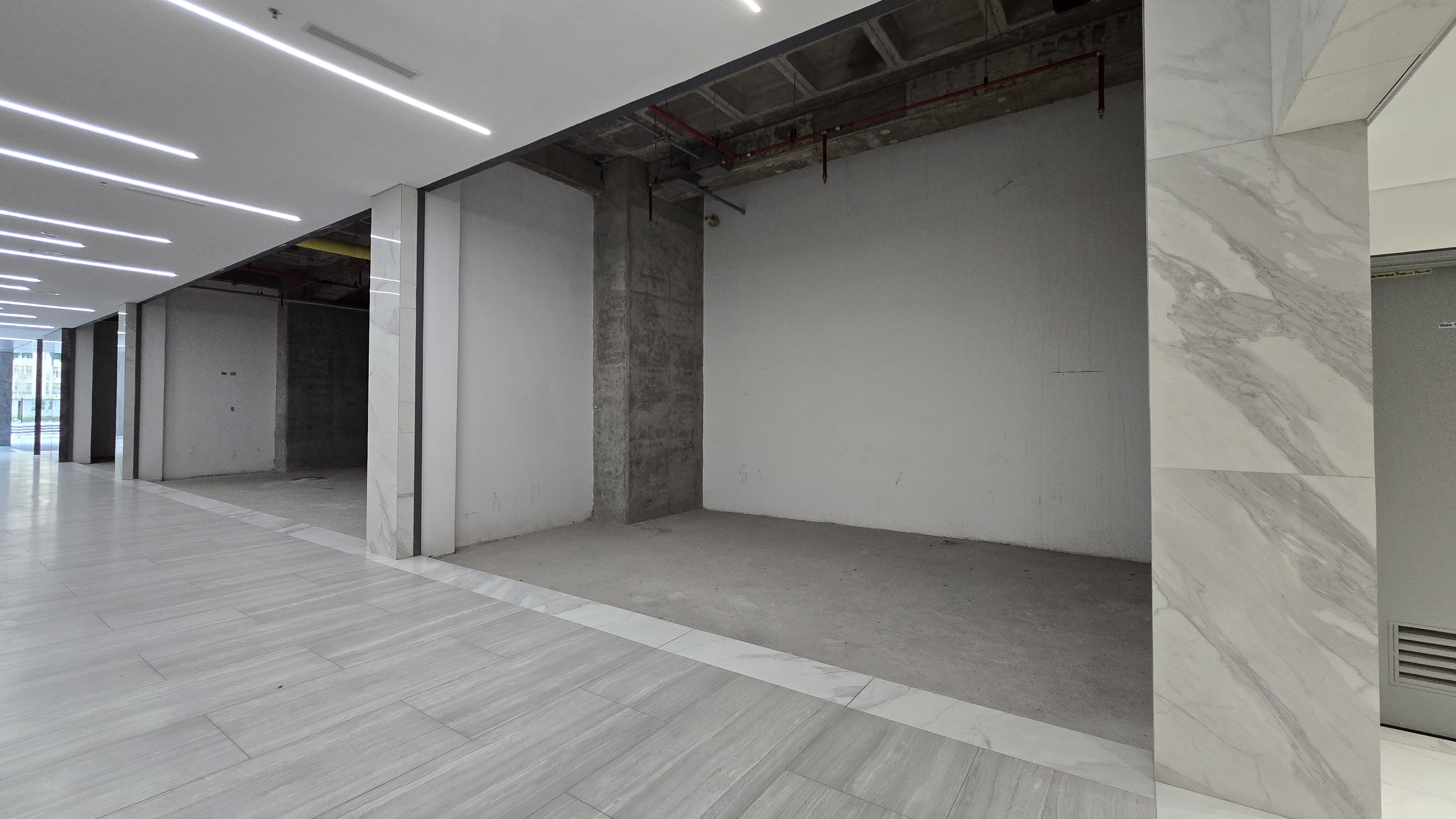 Venta de Local Comercial en el Centro Empresarial Esmeralda Bella