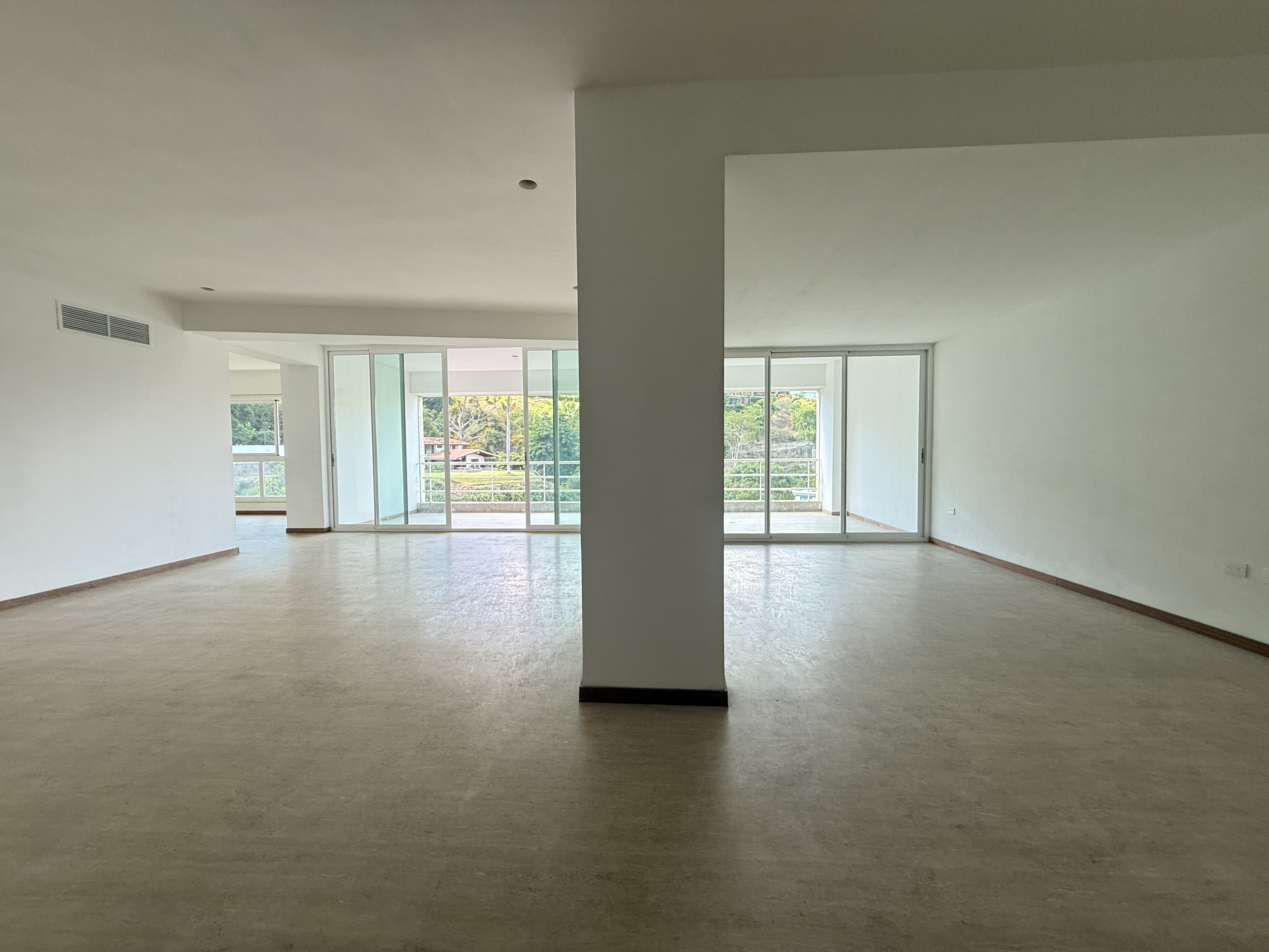 PENT-HOUSE DUPLEX EN OBRA BLANCA EN LOMAS DE LAS MERCEDES BELLA