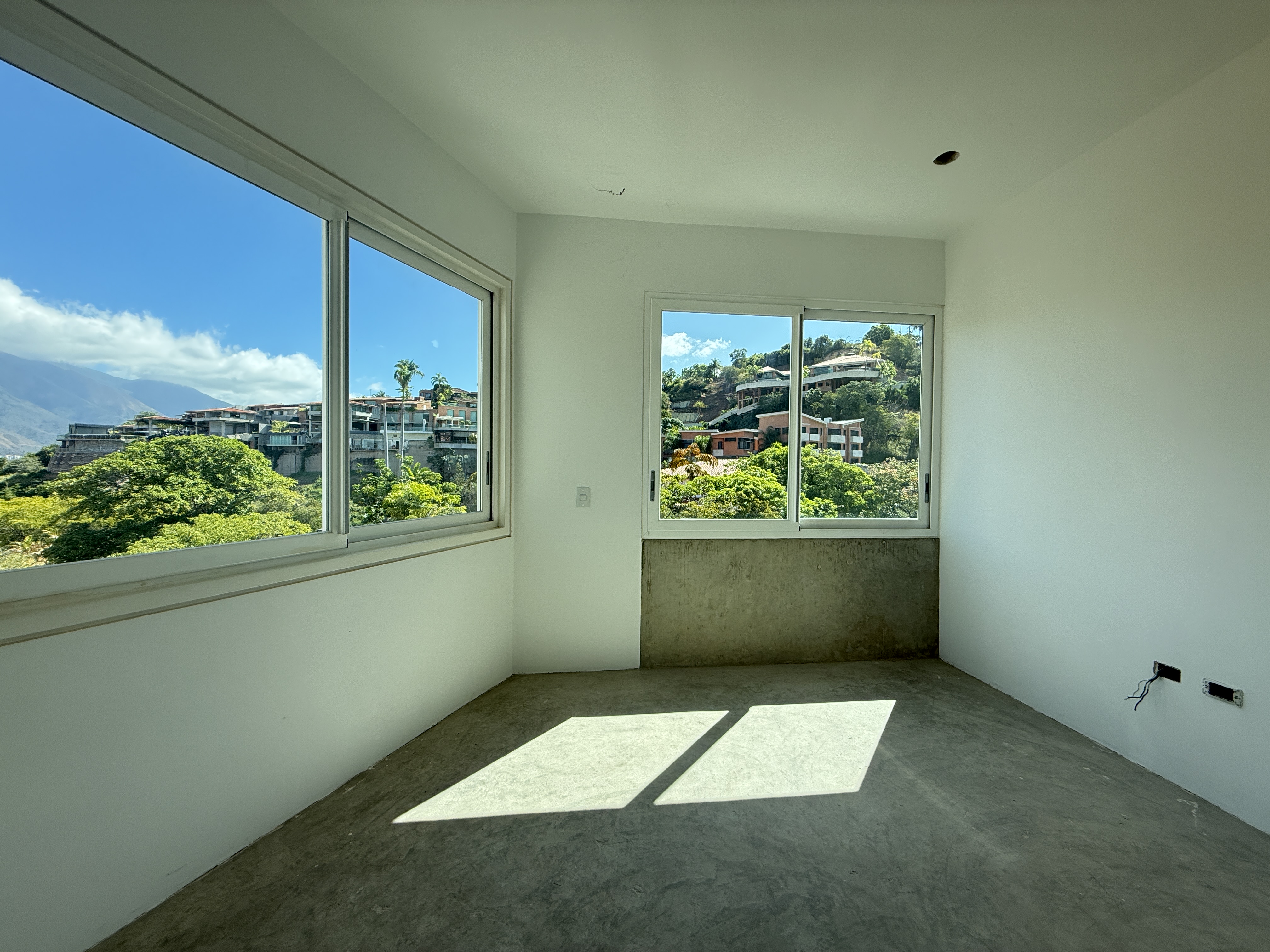 PENT-HOUSE DUPLEX EN OBRA BLANCA EN LOMAS DE LAS MERCEDES BELLA