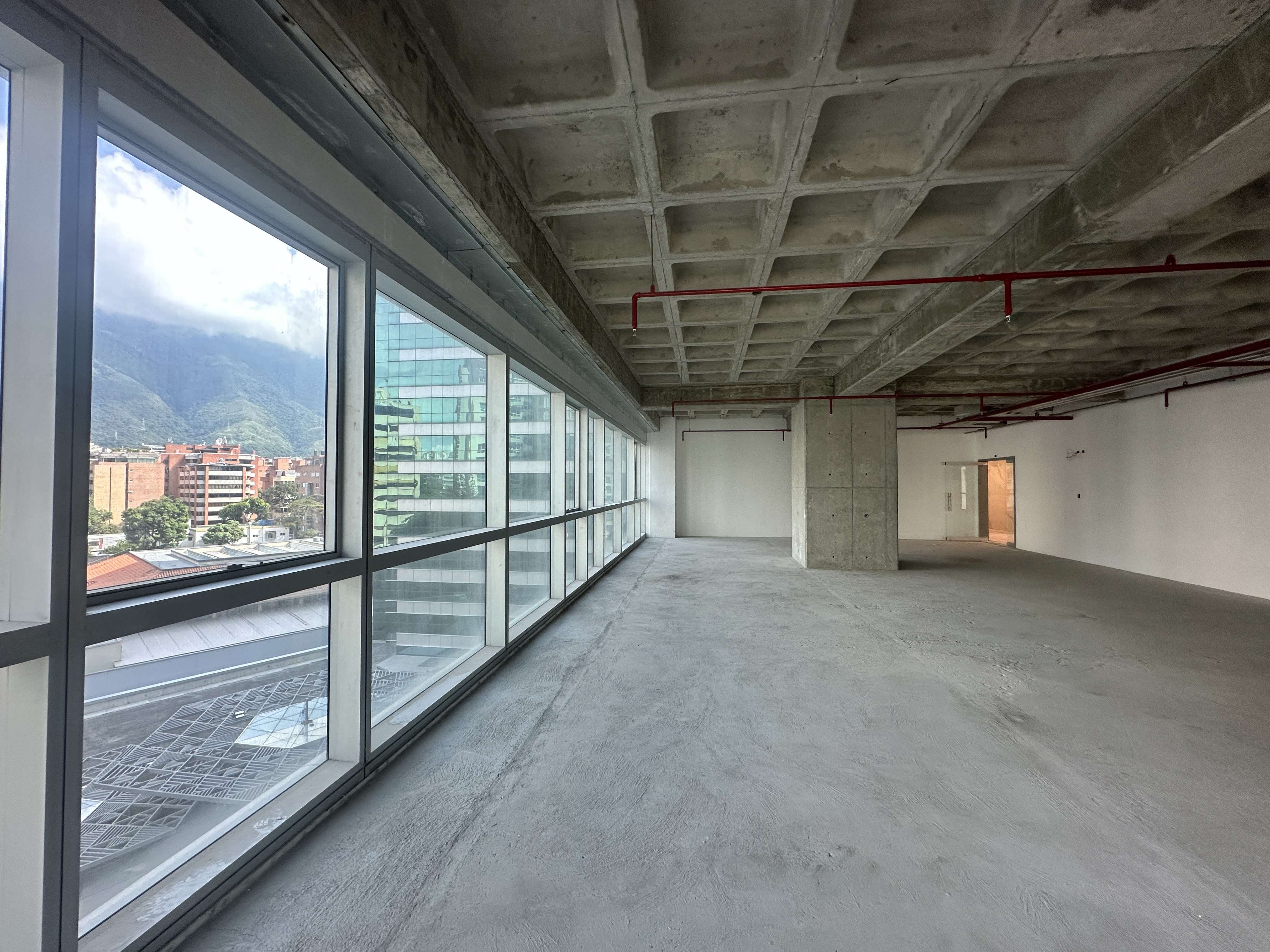 OFICINA EN OBRA GRIS EN CAMPO ALEGRE 300m2 Bella