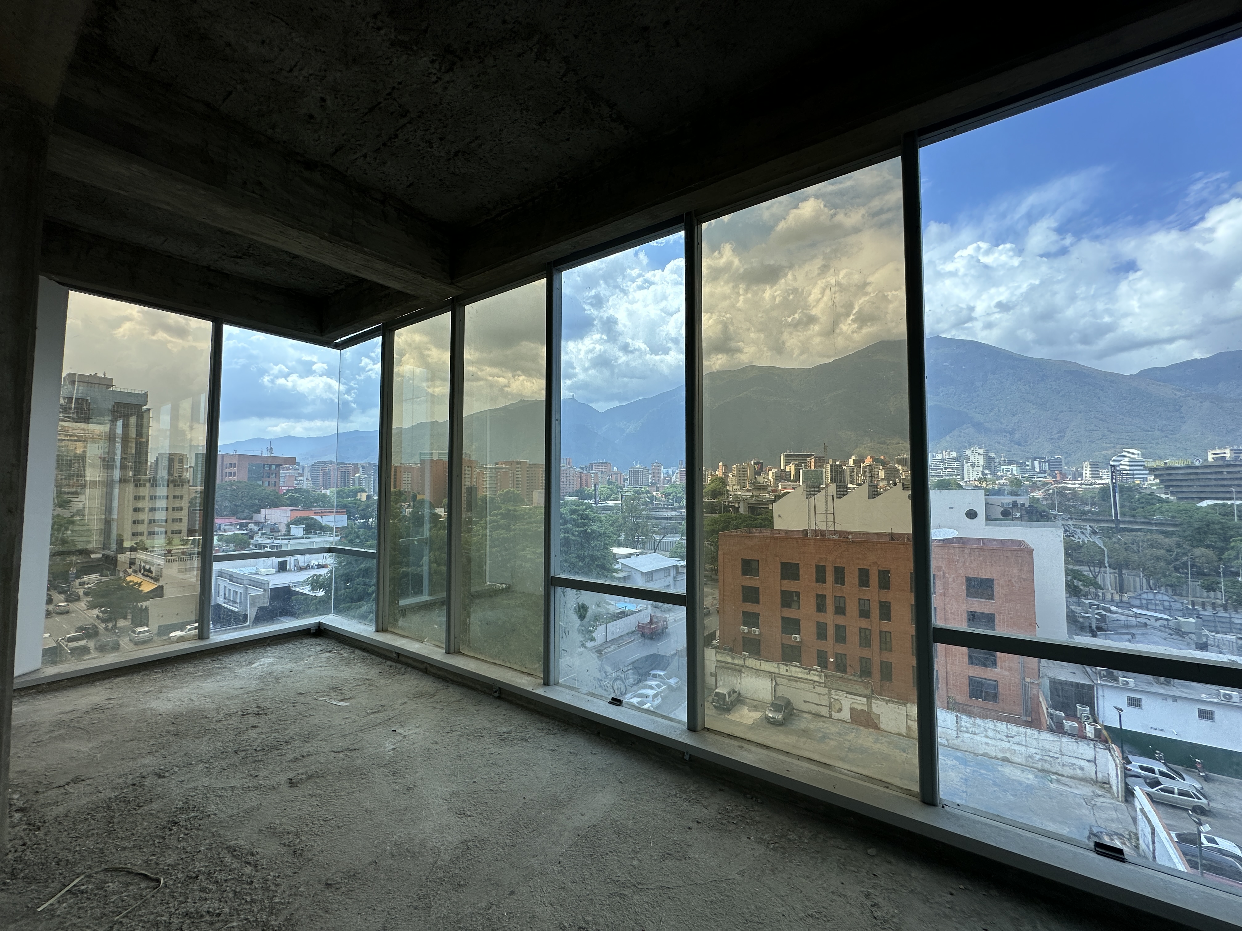 OFICINA EN VENTA EN LAS MERCEDES CON VISTA AL AVILA Anma