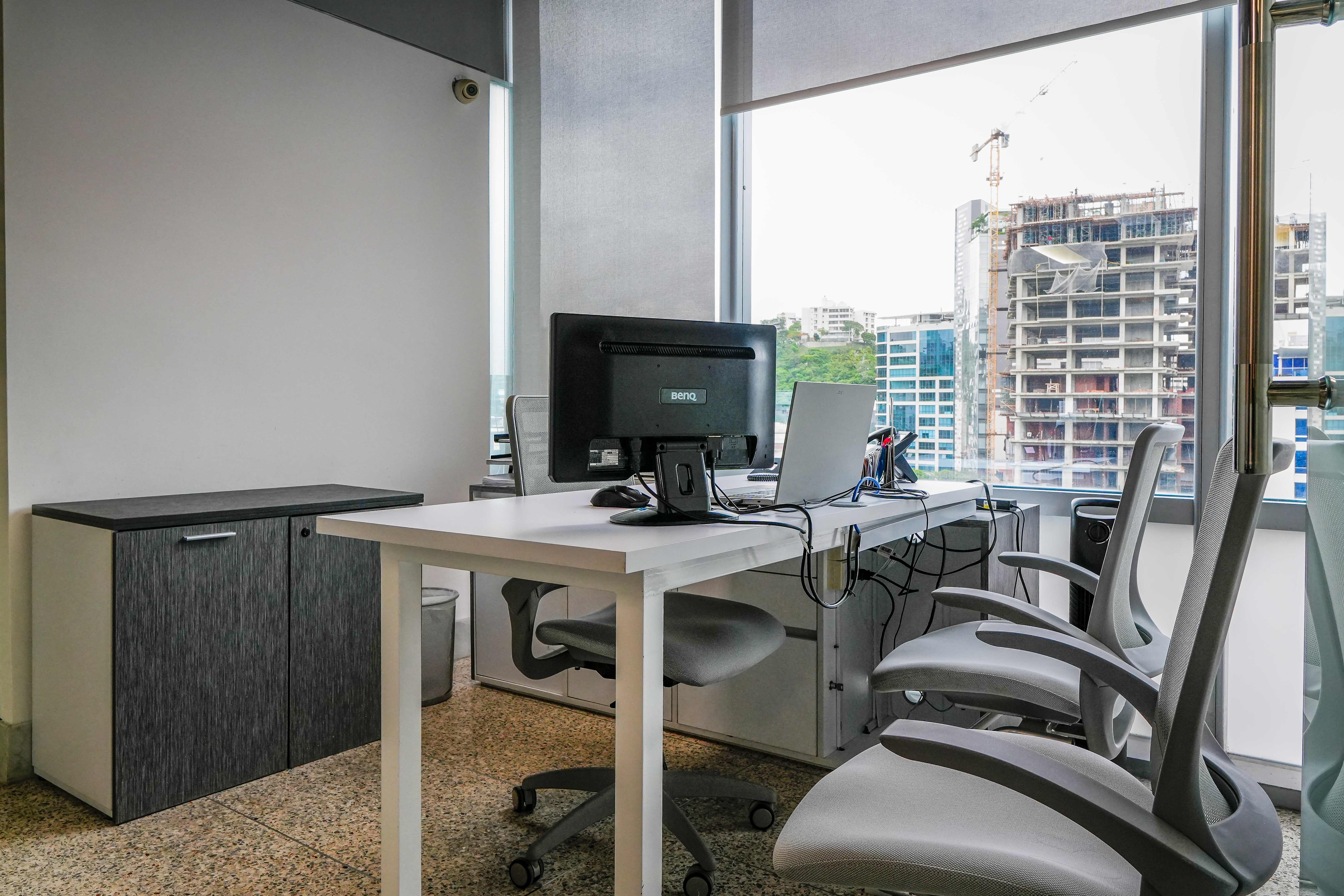EN VENTA MODERNA OFICINA EN LAS MERCEDES CON VISTA AL AVILA Anma