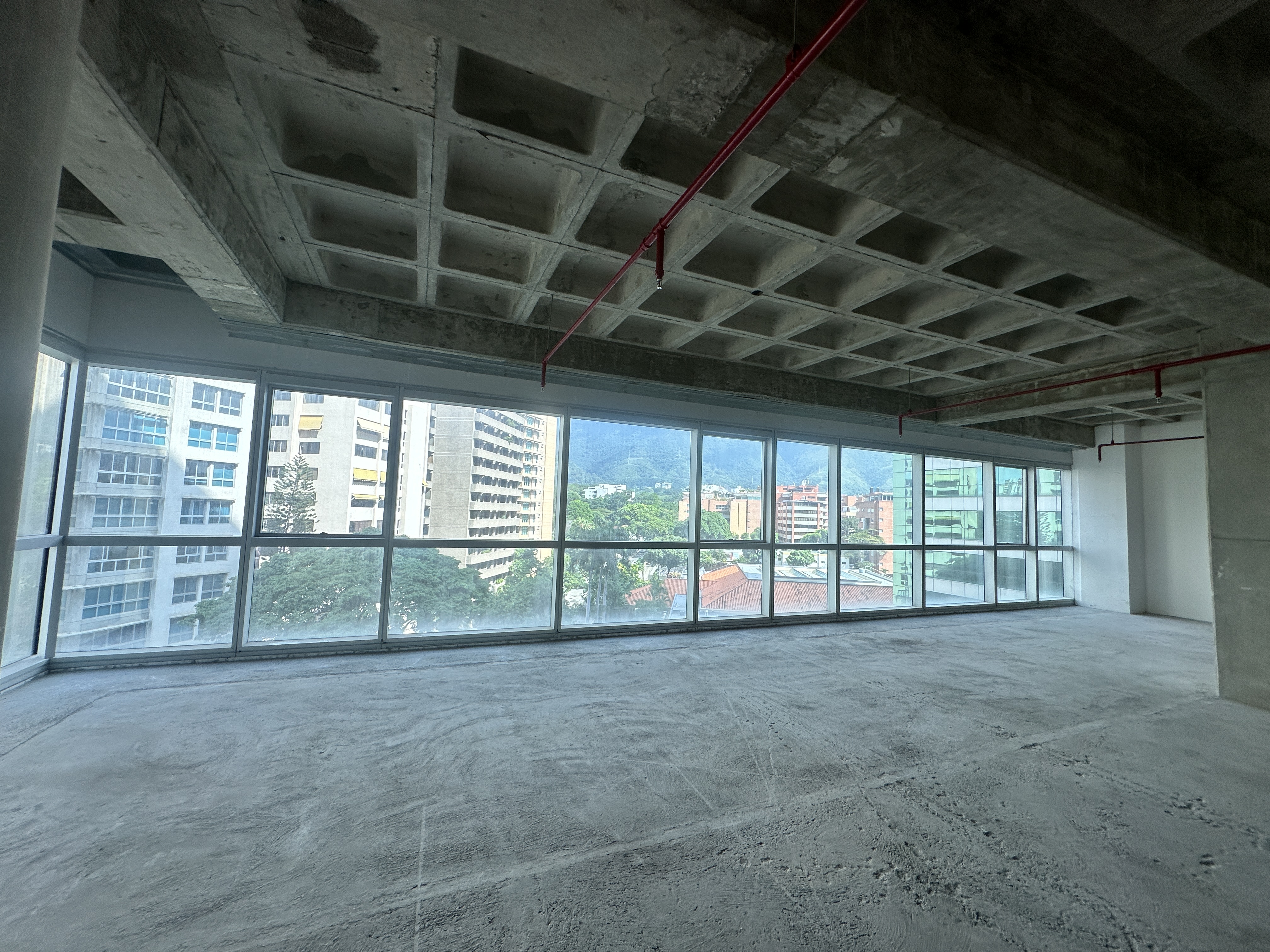 OFICINA EN OBRA GRIS EN CAMPO ALEGRE 300m2 Bella