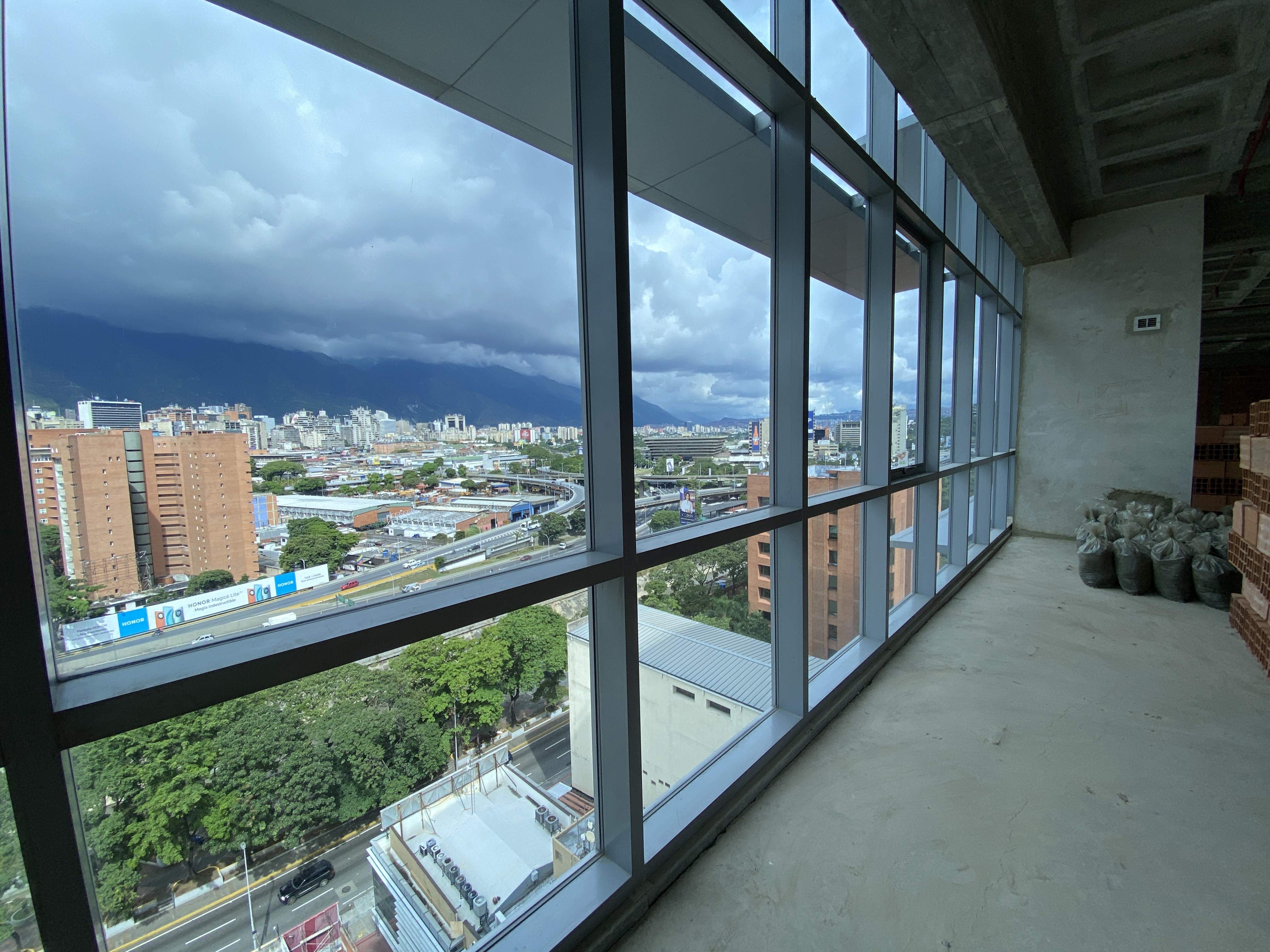 OFICINA EN VENTA EN OBRA GRIS CON VISTA AL ÁVILA CFM Anma