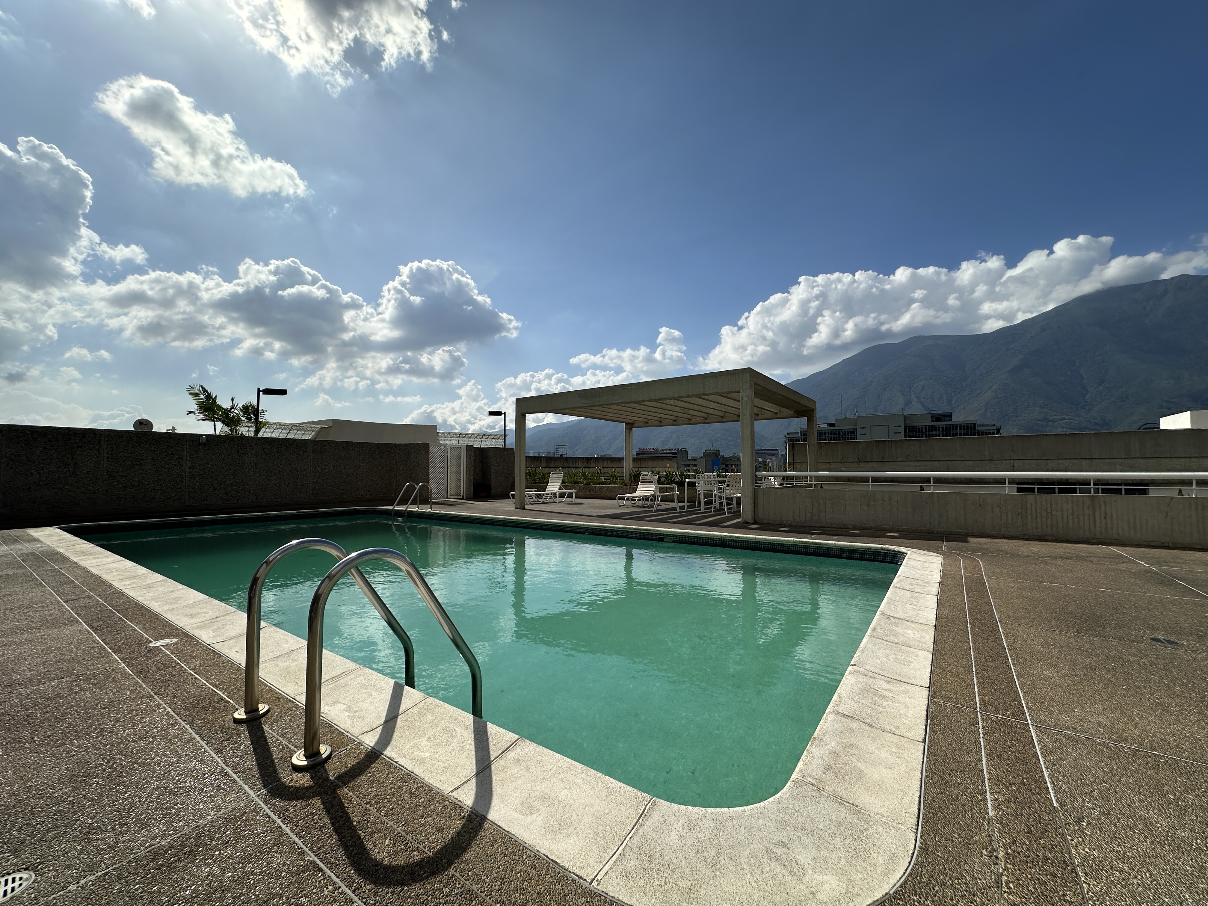SE VENDE MODERNO APARTAMENTO EN LOMAS DE LAS MERCEDES Anma
