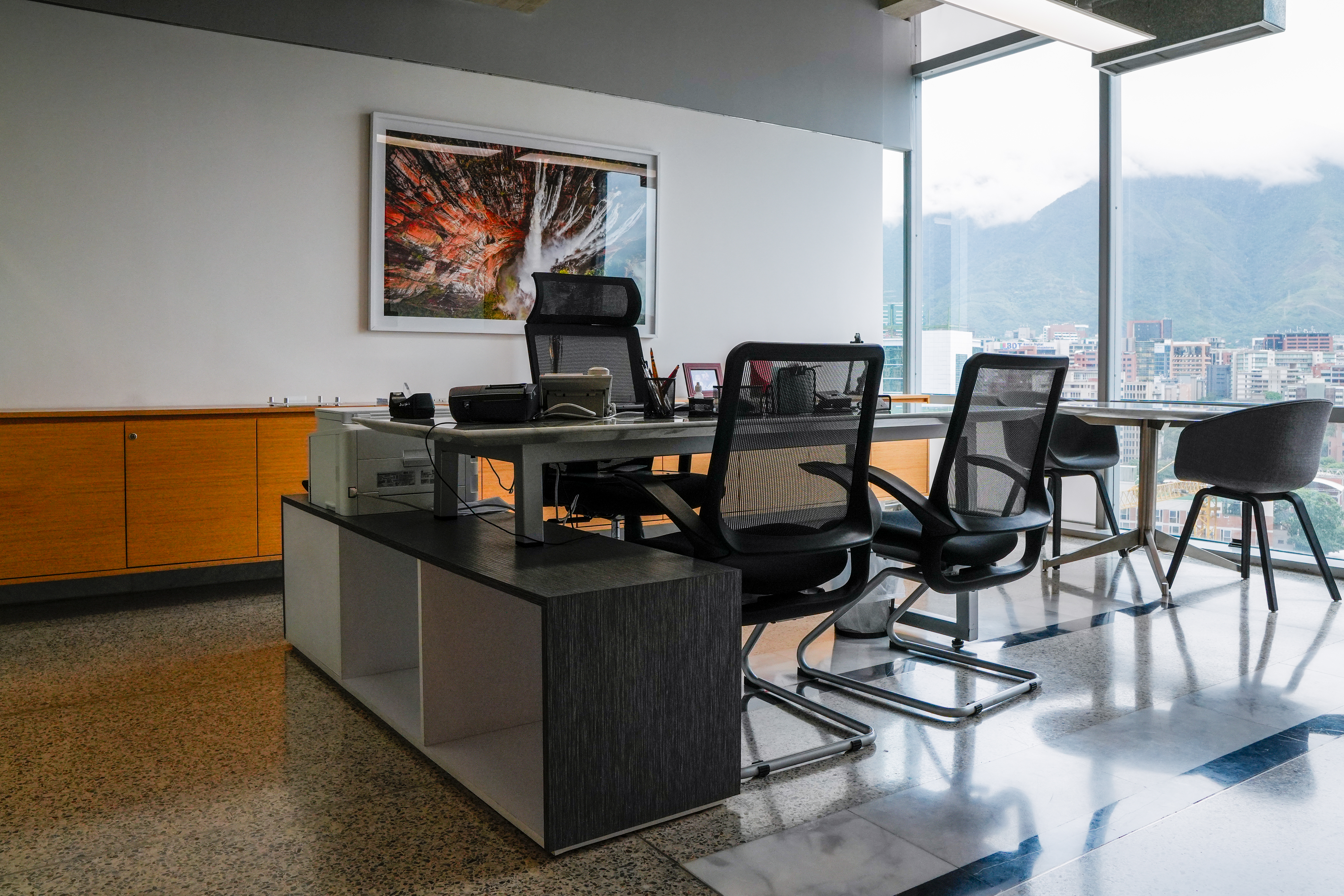 EN VENTA MODERNA OFICINA EN LAS MERCEDES CON VISTA AL AVILA Anma