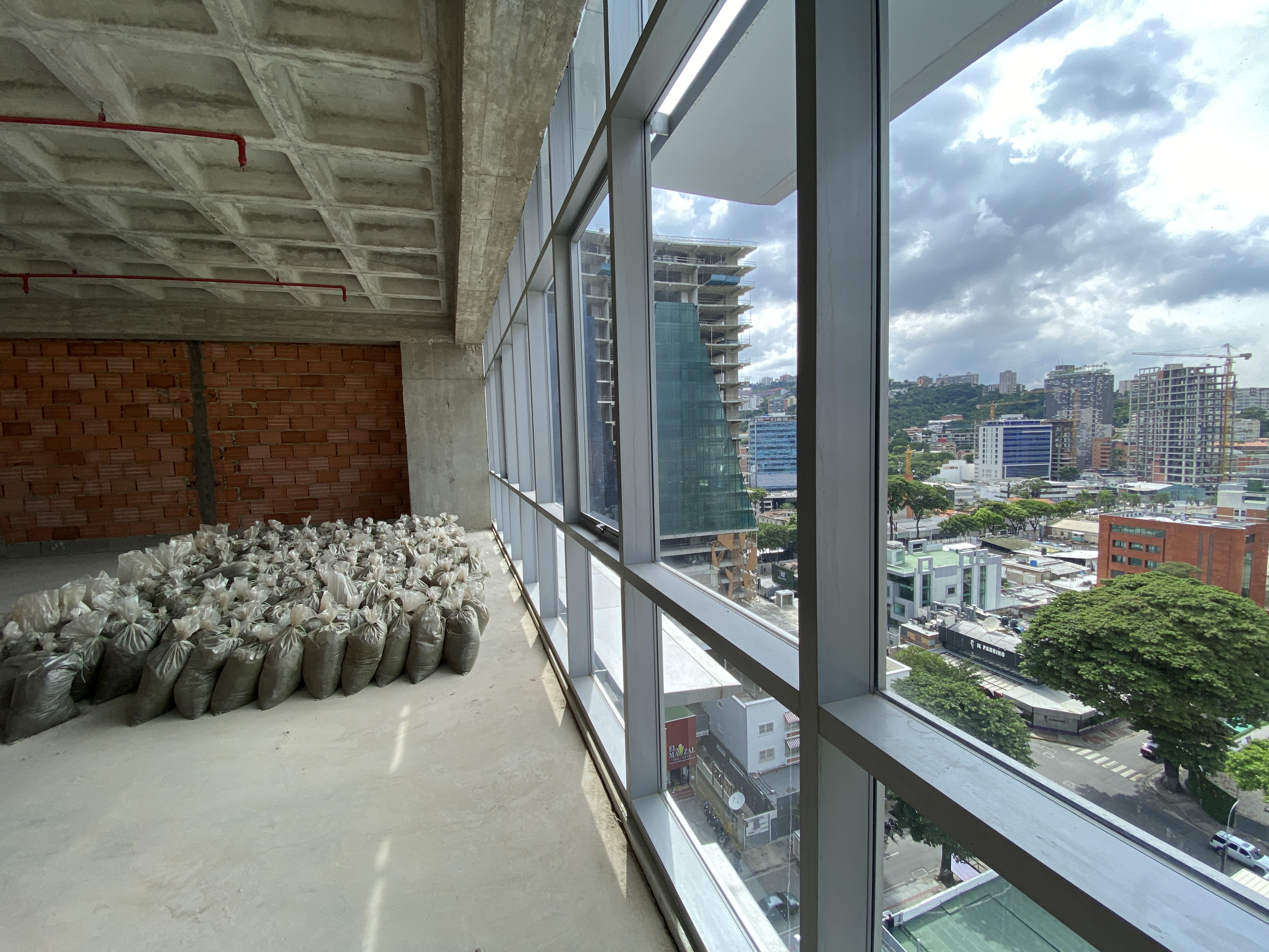 OFICINA EN VENTA EN OBRA GRIS CON VISTA AL ÁVILA CFM Anma