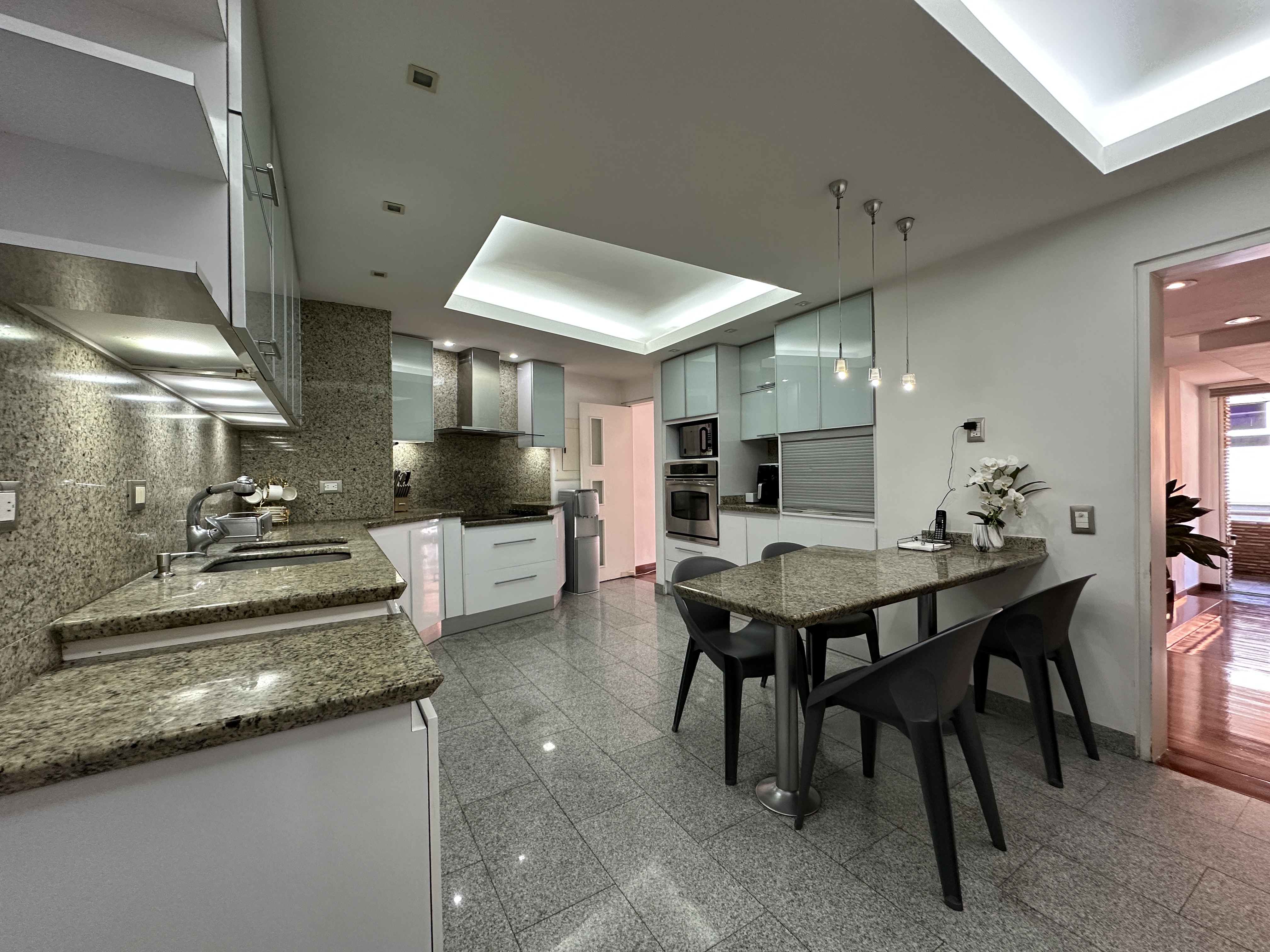 SE VENDE MODERNO APARTAMENTO EN LOMAS DE LAS MERCEDES Anma