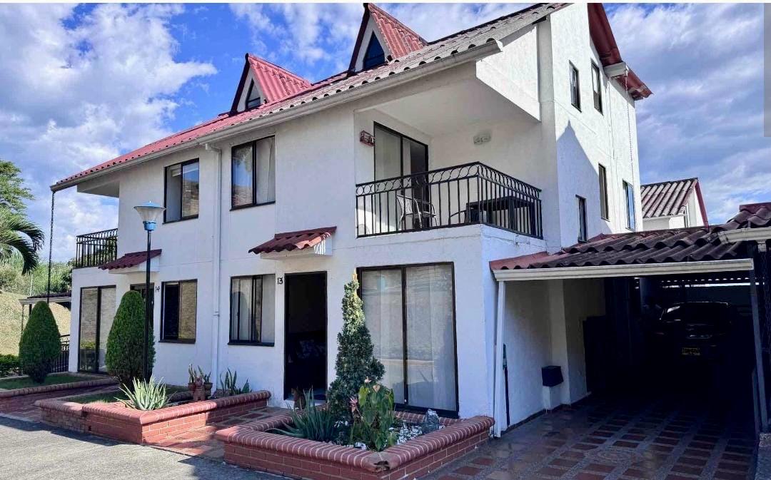 VENTA HERMOSA CASA CONJUNTO CERRADO PEREIRA RISARALDA