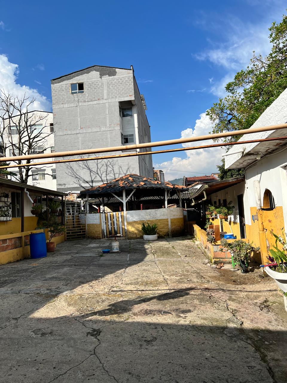 Casa lote a pocos mts del parque de la Estrella