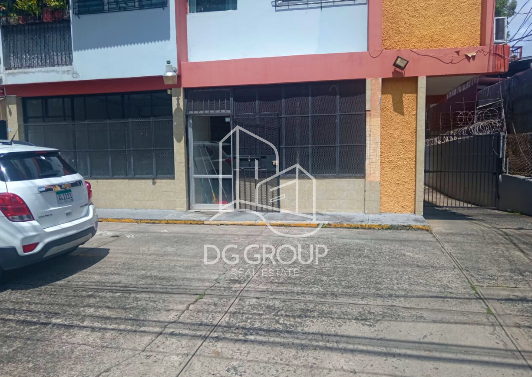 Venta de local comercial en Parque Lefevre — foto 1