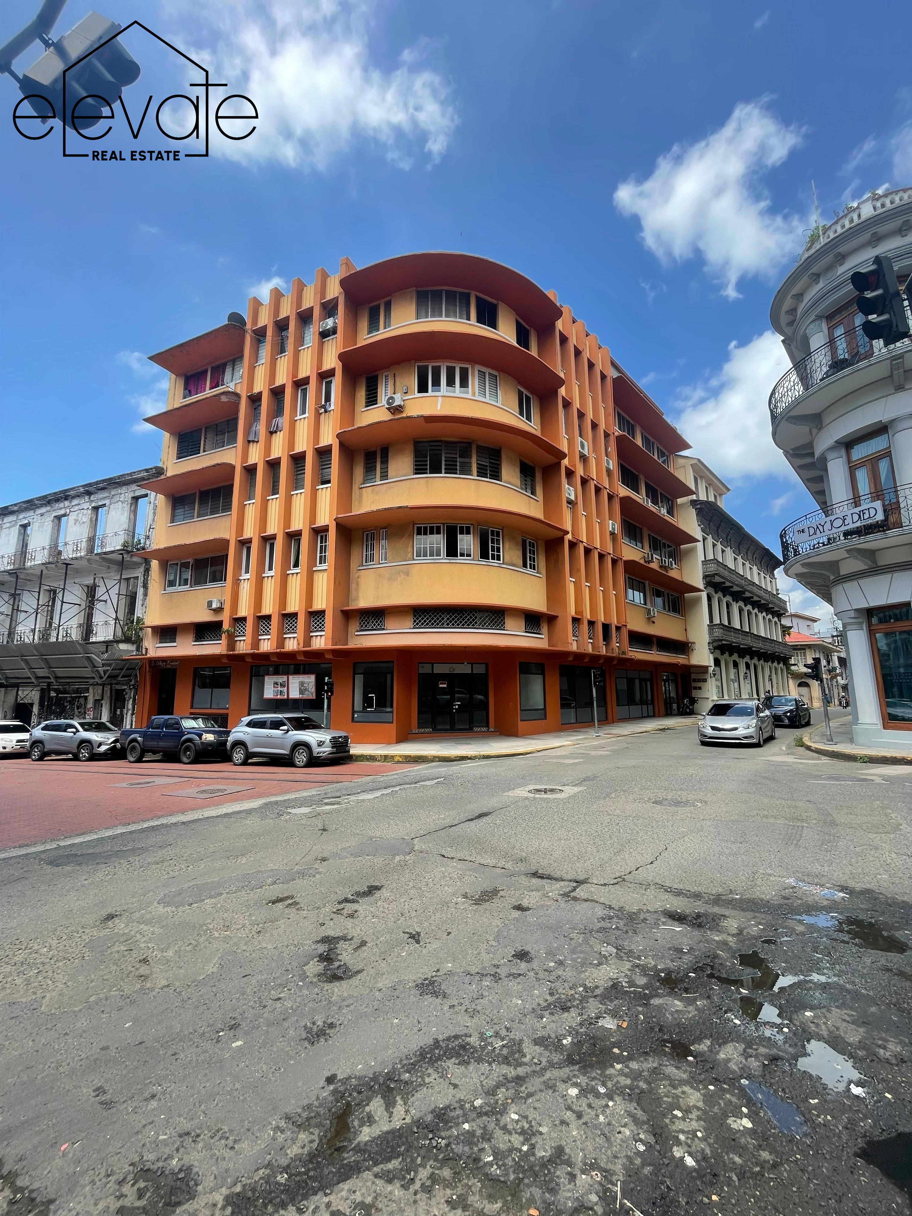 LOCAL EN CASCO VIEJO - PH PLAZA CENTRAL