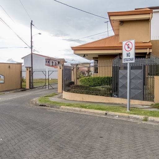 VENTA DE CASA, CARTAGO, OREAMUNO, CONDOMINIO VEREDAS DEL IRAZU
