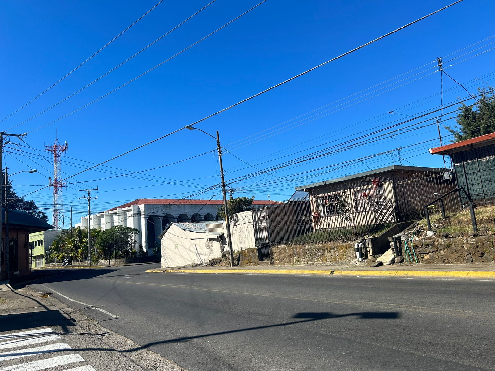 VENTA DE LOTE ESQUINERO COMERCIAL Y DE ALTA DENSIDAD, HEREDIA CENTRO