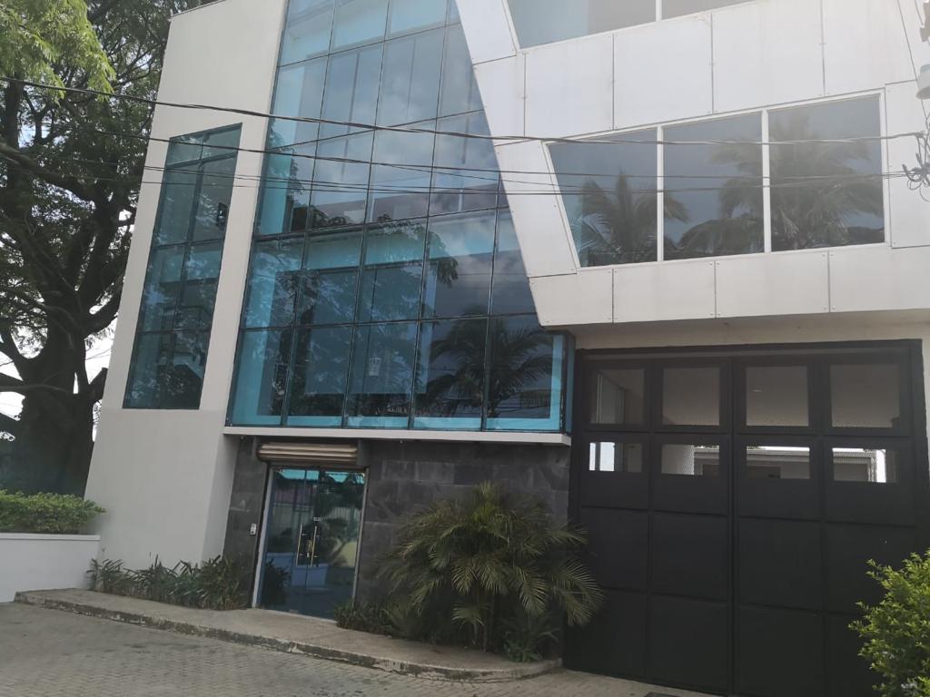 VENTA DE EDIFICIO DE OFICINAS, SAN JOSE, SANTA ANA, POZOS
