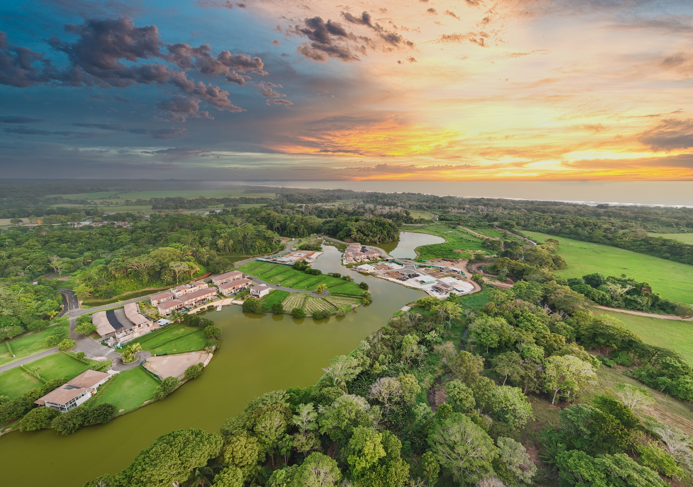 VENTA DE TOWNHOUSE CON PISCINA, PUNTARENAS, JACÓ, PLAYA HERMOSA.